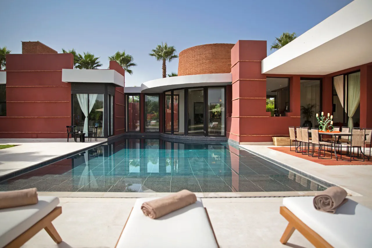 Villa Ersi, private villa rental on the Route de l'Ourika, Marrakech: pool with sun loungers and outdoor dining