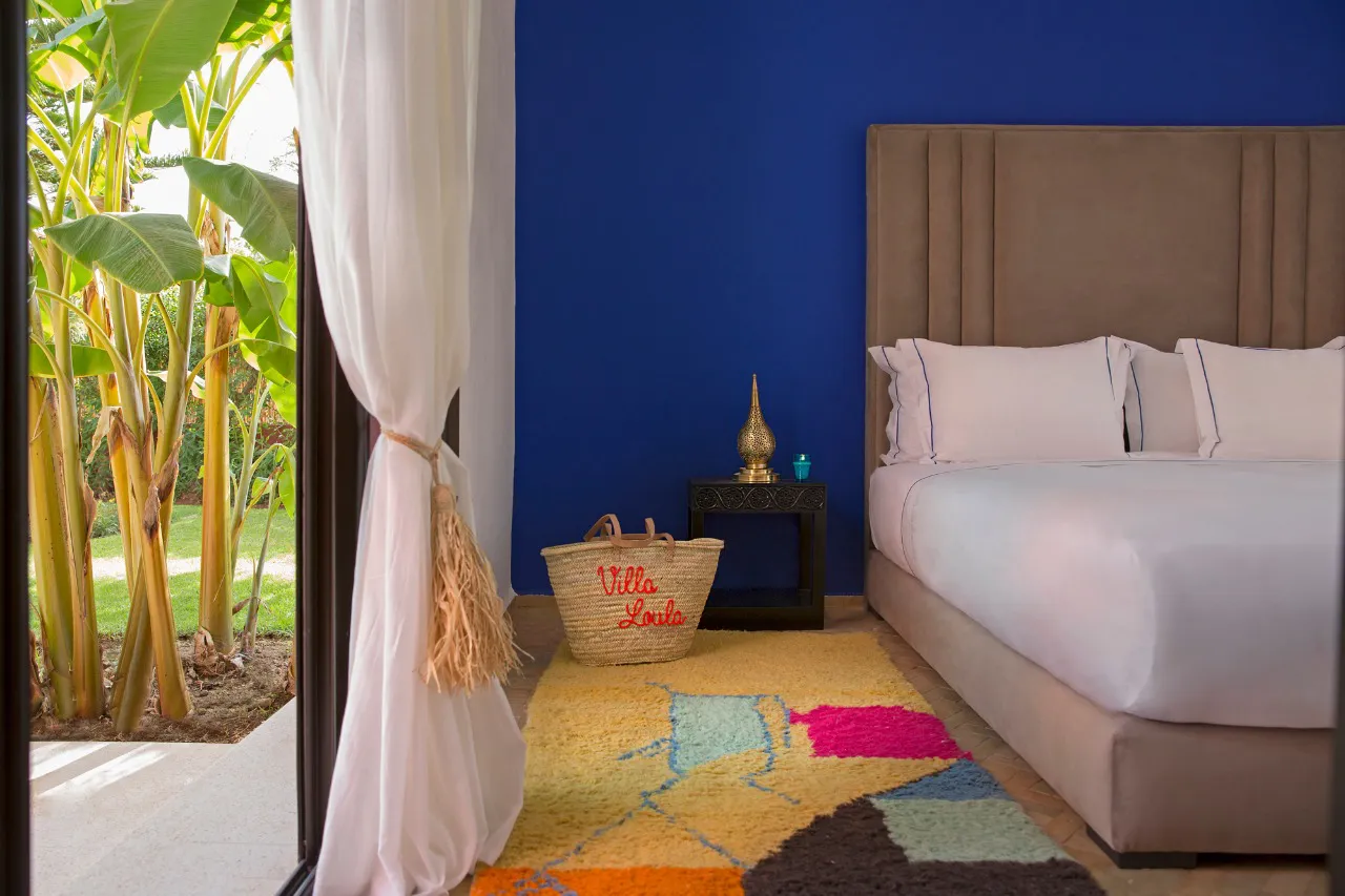 Villa Ersi, private villa rental on the Route de l'Ourika, Marrakech: bedroom with blue wall