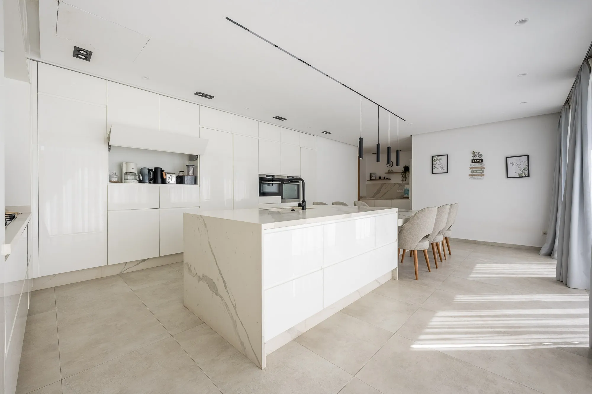 Villa Daphne, private villa rental at Amelkis Golf, Marrakech: white fitted kitchen with built-in ovens