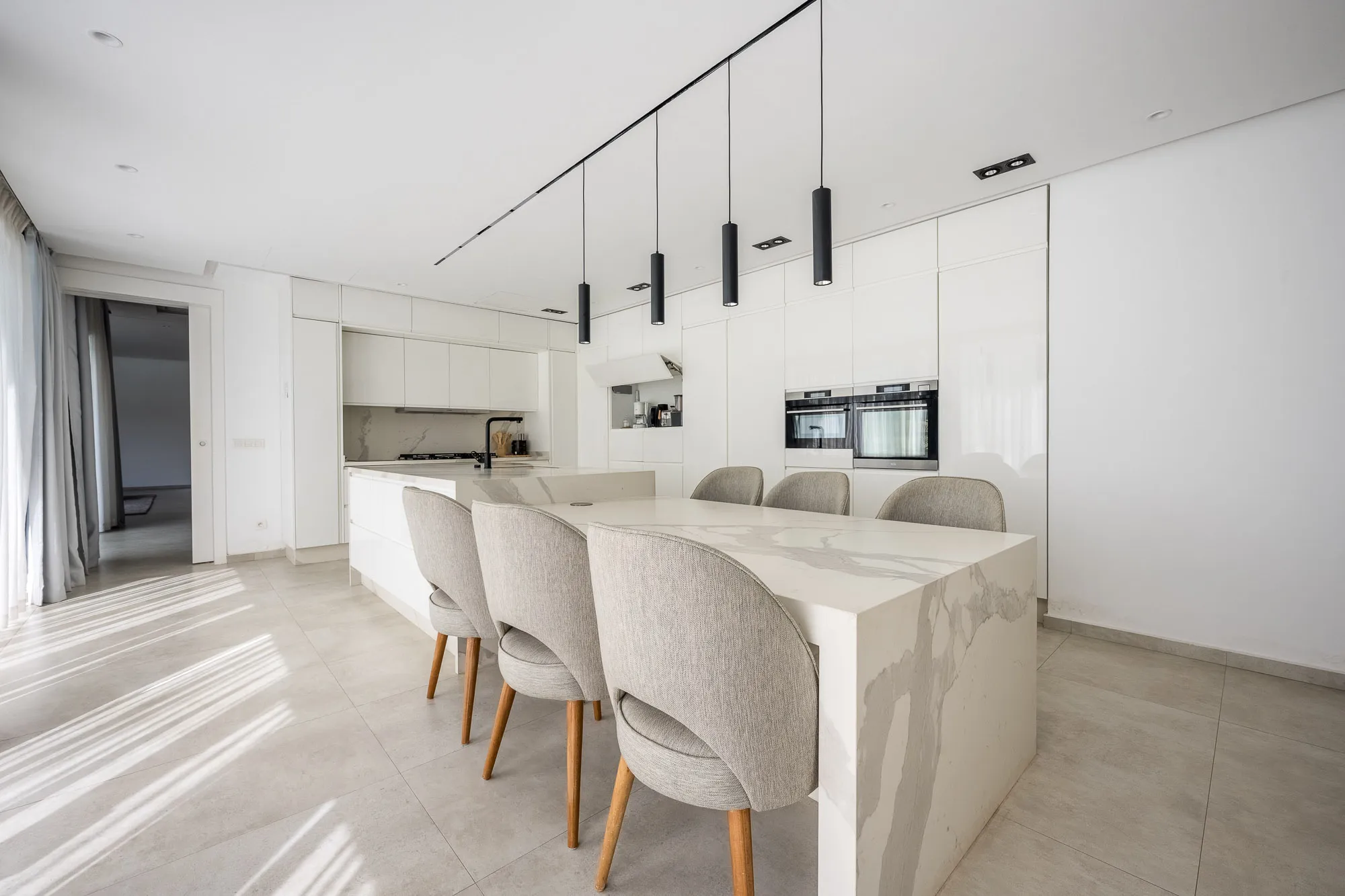 Villa Daphne, private villa rental at Amelkis Golf, Marrakech: kitchen with a marble island and dining table