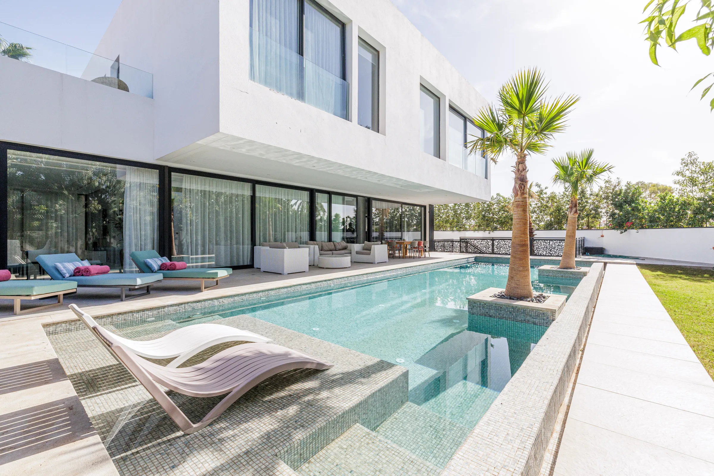 Villa Nefeli, private villa rental at Amelkis Golf, Marrakech: swimming pool with sun loungers along the edge