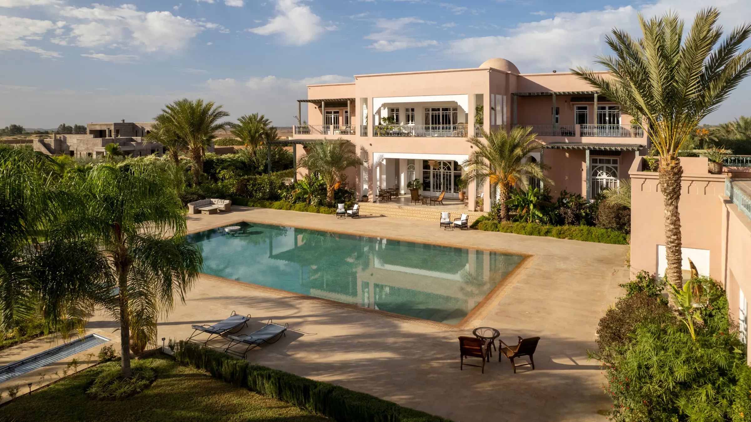 Villa Nyx, private villa rental on the Route d'Amizmiz, Marrakech: swimming pool and villa among palm trees
