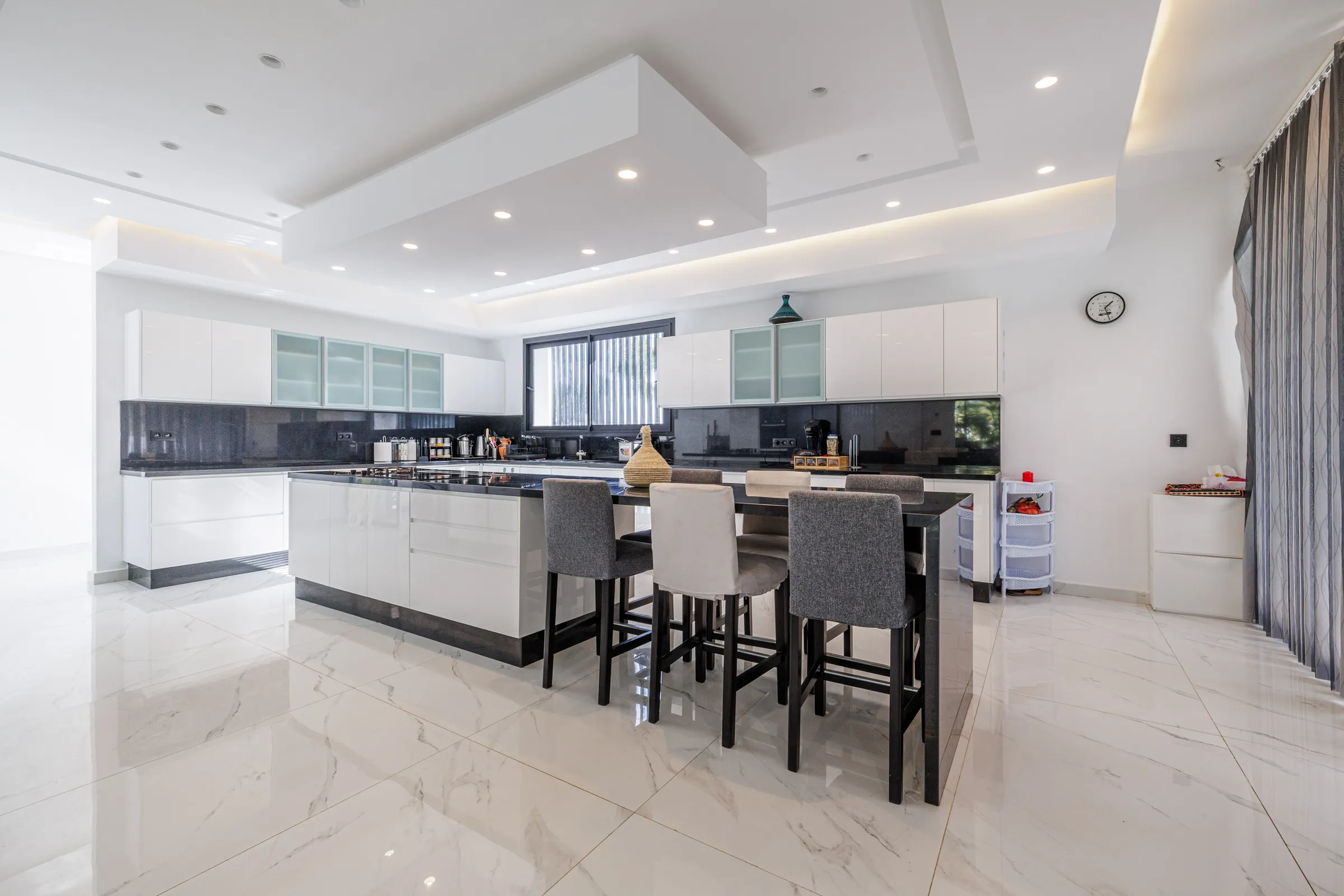 Villa Nefeli, private villa rental at Amelkis Golf, Marrakech: modern kitchen with island and bar stools