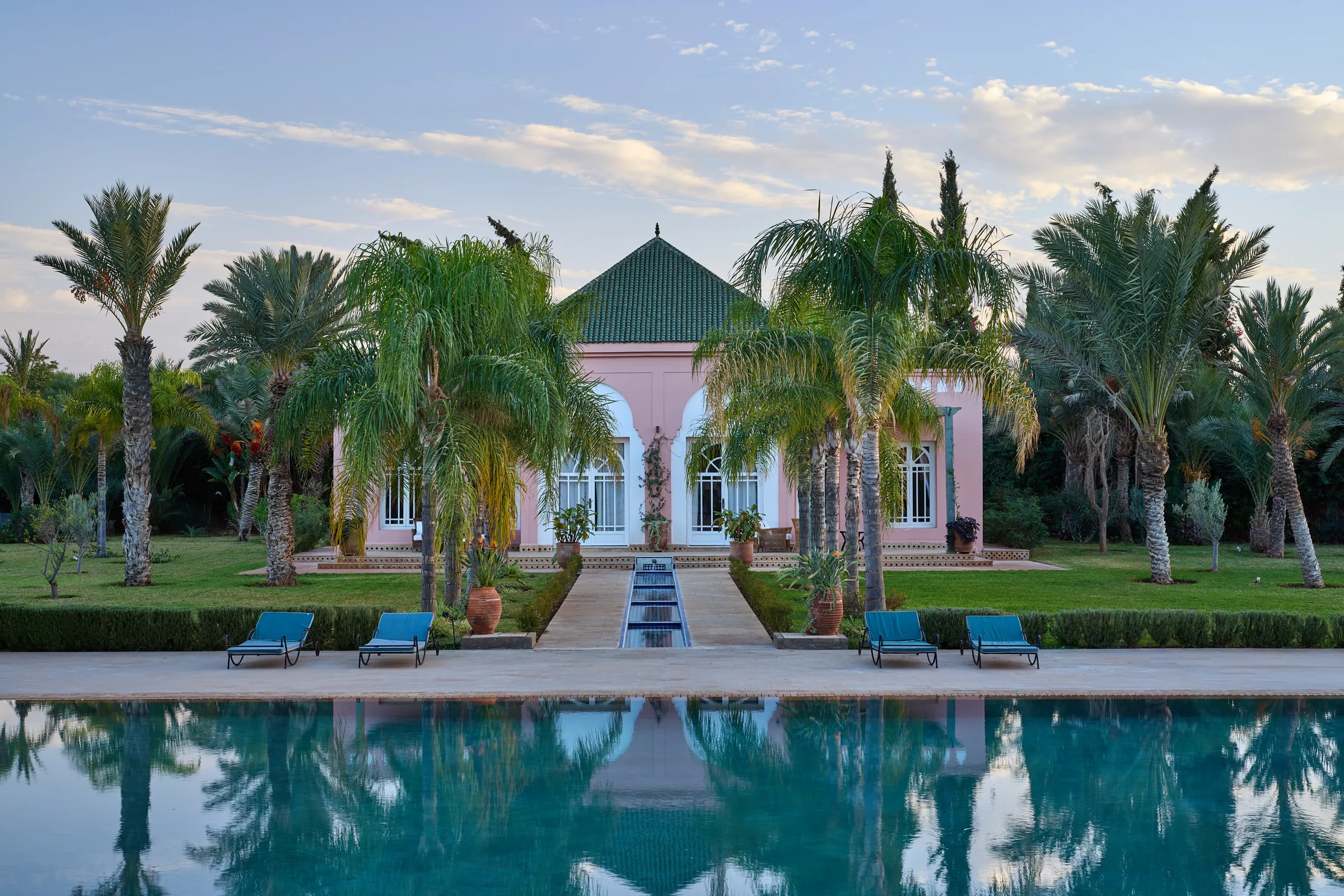 Villa Nyx, private villa rental on the Route d'Amizmiz, Marrakech: swimming pool with view of the garden pavilion