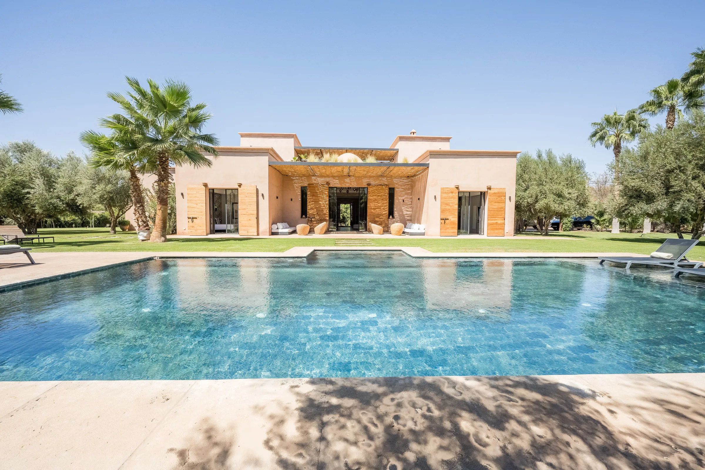 Villa Elara, private villa rental on the Route de Ouarzazate, Marrakech: private pool facing the villa among palm trees