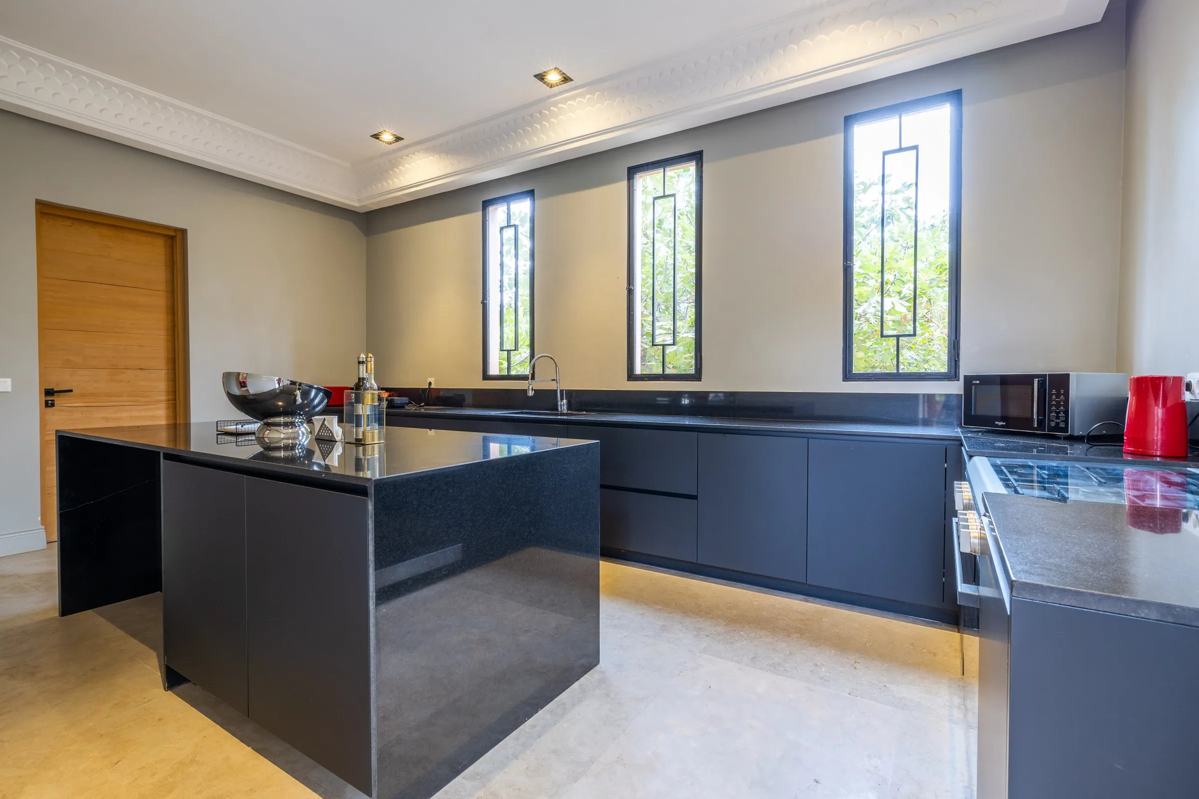Villa Elara, private villa rental on the Route de Ouarzazate, Marrakech: kitchen with black island