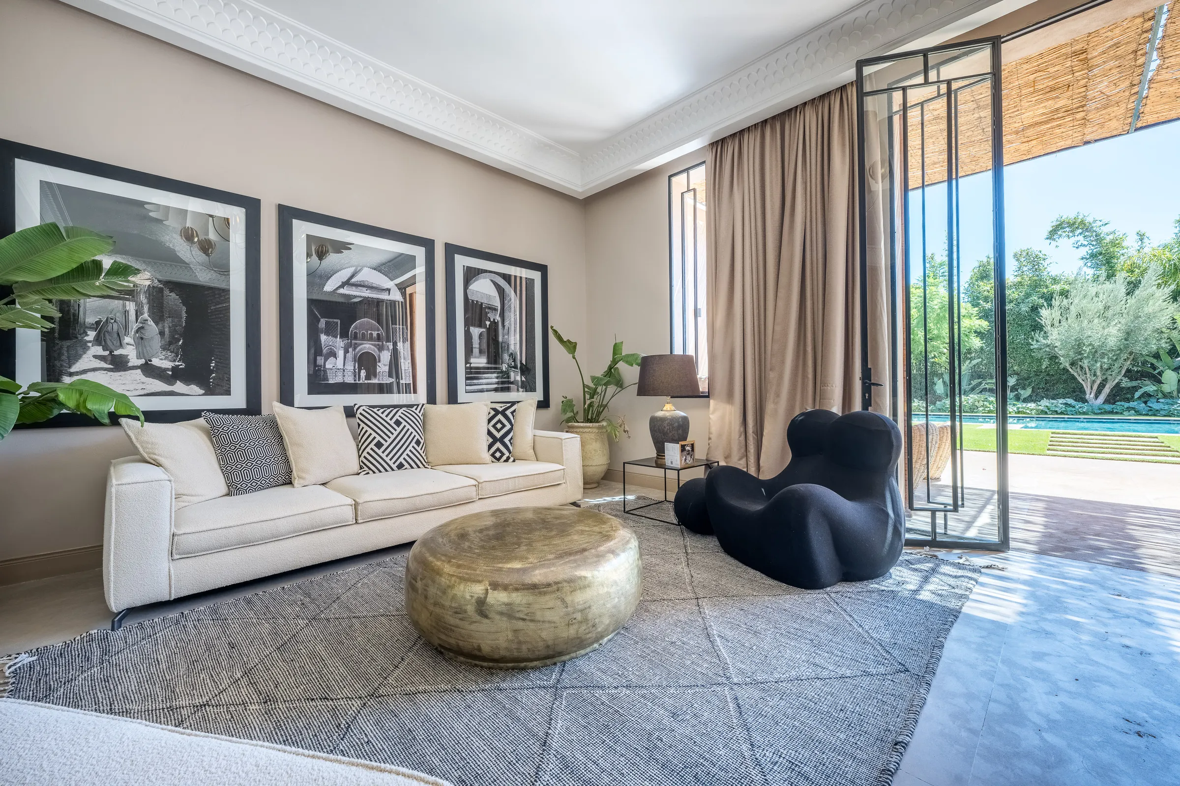Villa Elara, private villa rental on the Route de Ouarzazate, Marrakech: lounge corner with black and white photographs
