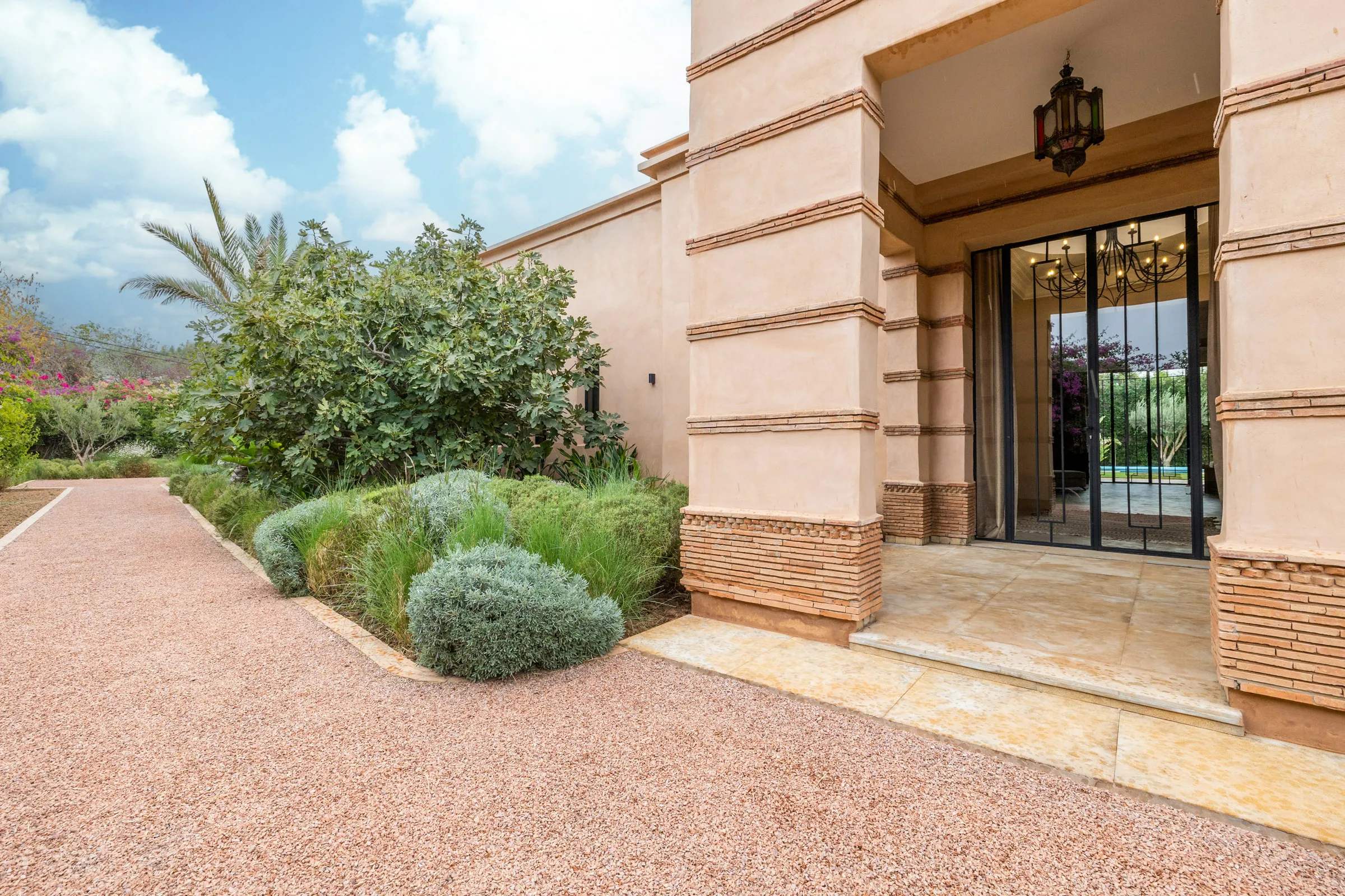 Villa Elara, private villa rental on the Route de Ouarzazate, Marrakech: entrance porch with gravel path and planted beds