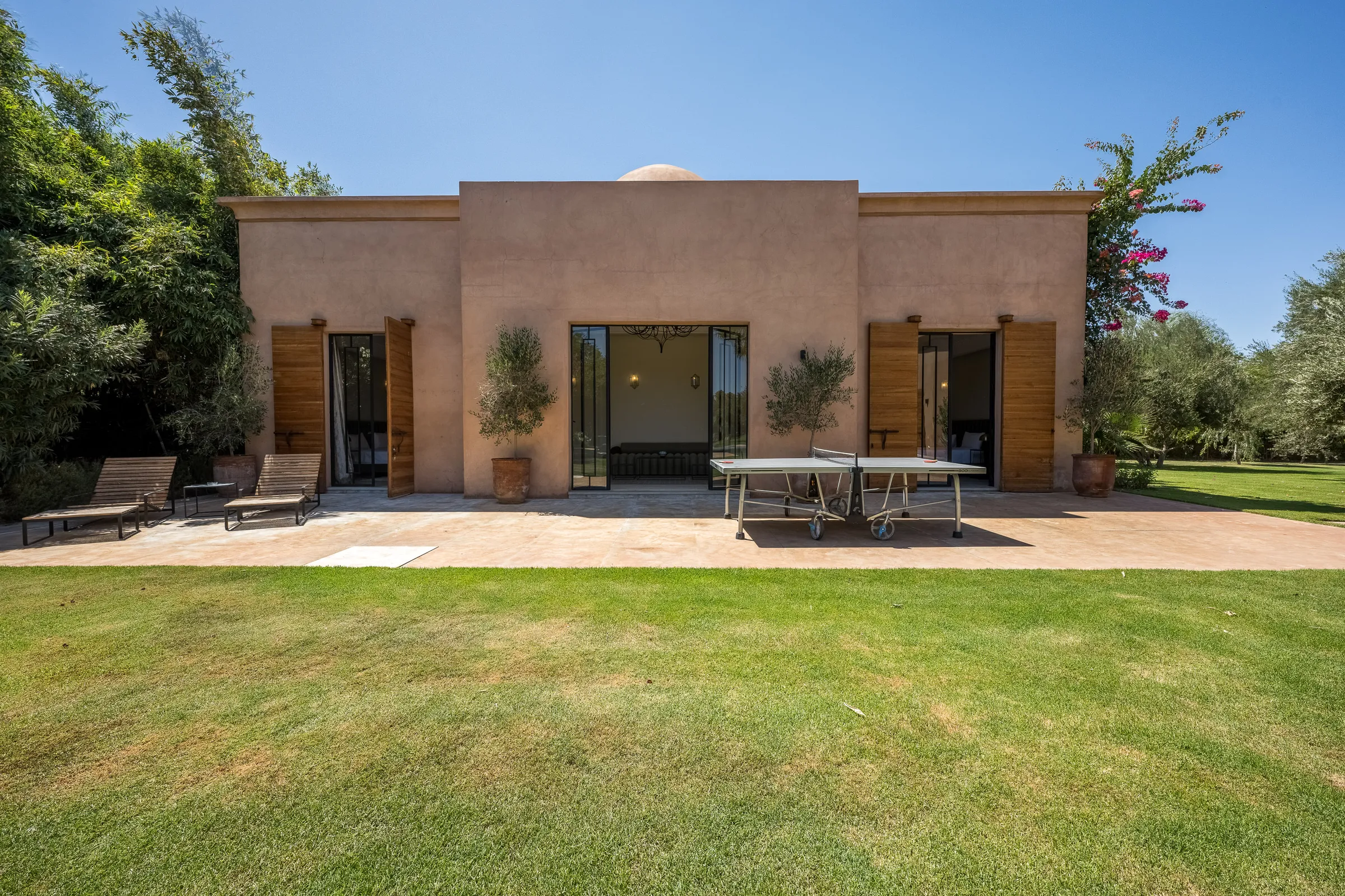 Villa Elara, private villa rental on the Route de Ouarzazate, Marrakech: garden facade with table tennis table