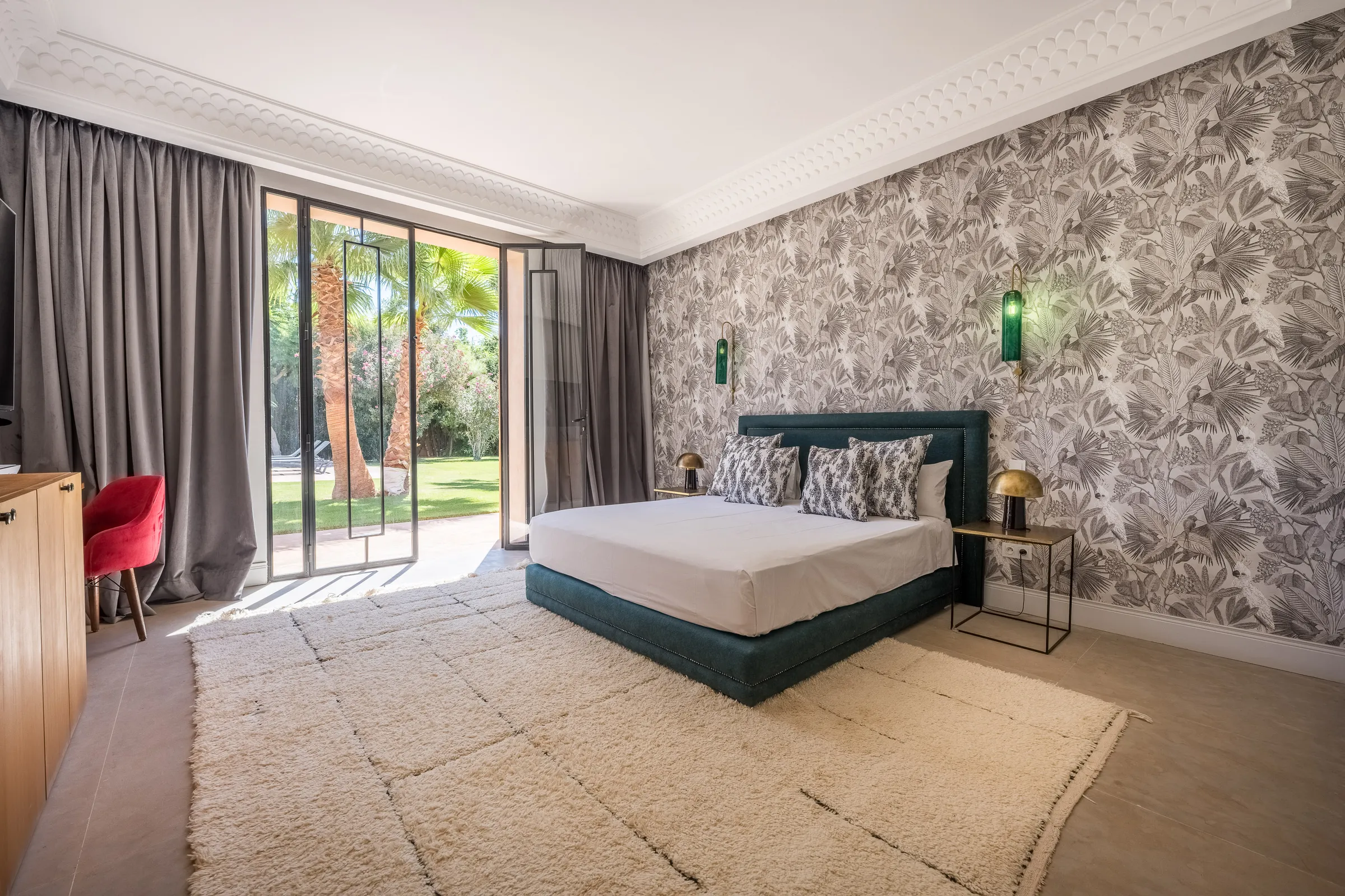Villa Elara, private villa rental on the Route de Ouarzazate, Marrakech: bedroom with leaf wallpaper and Berber rug
