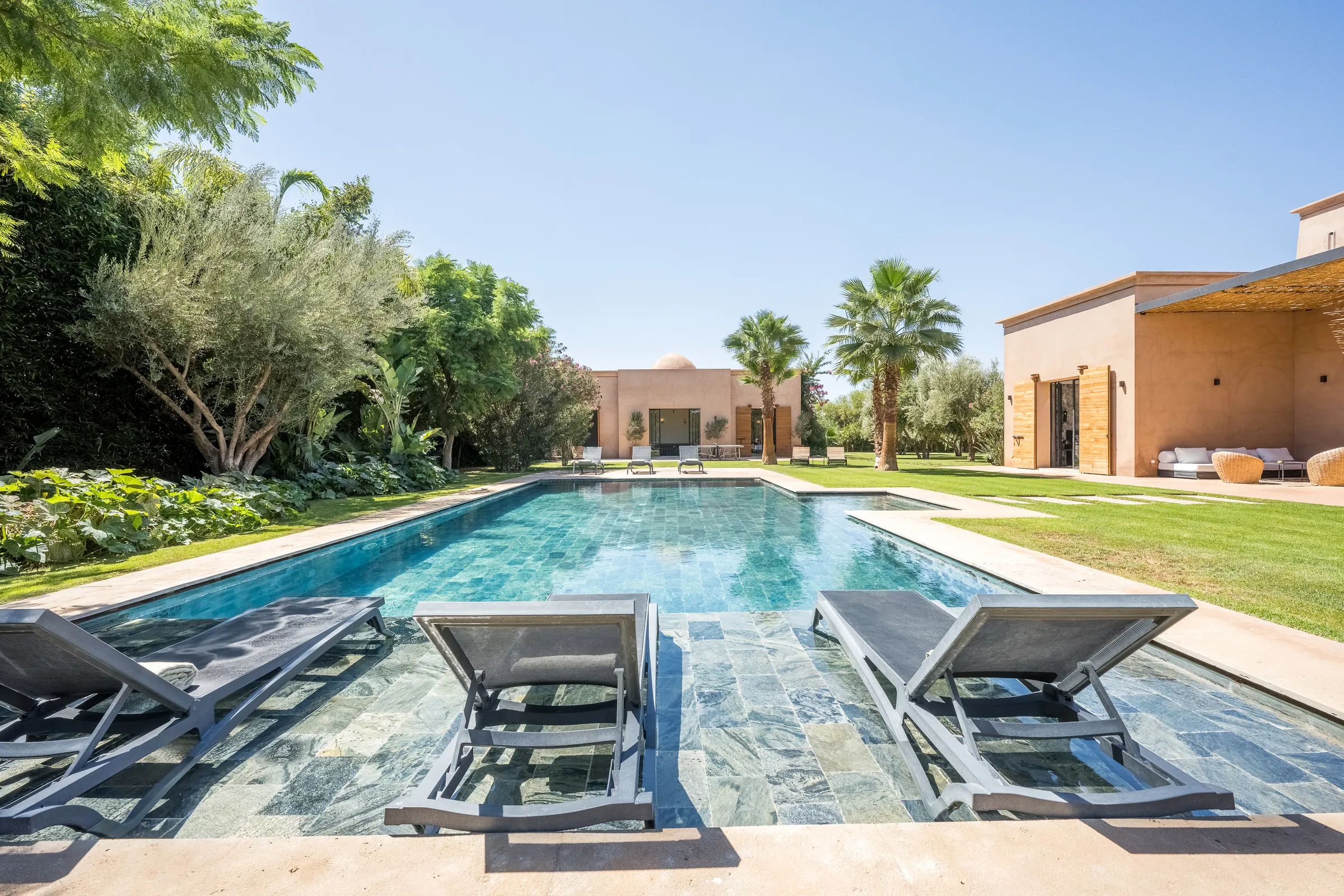 Villa Elara, private villa rental on the Route de Ouarzazate, Marrakech: pool with sun loungers set in the shallow water