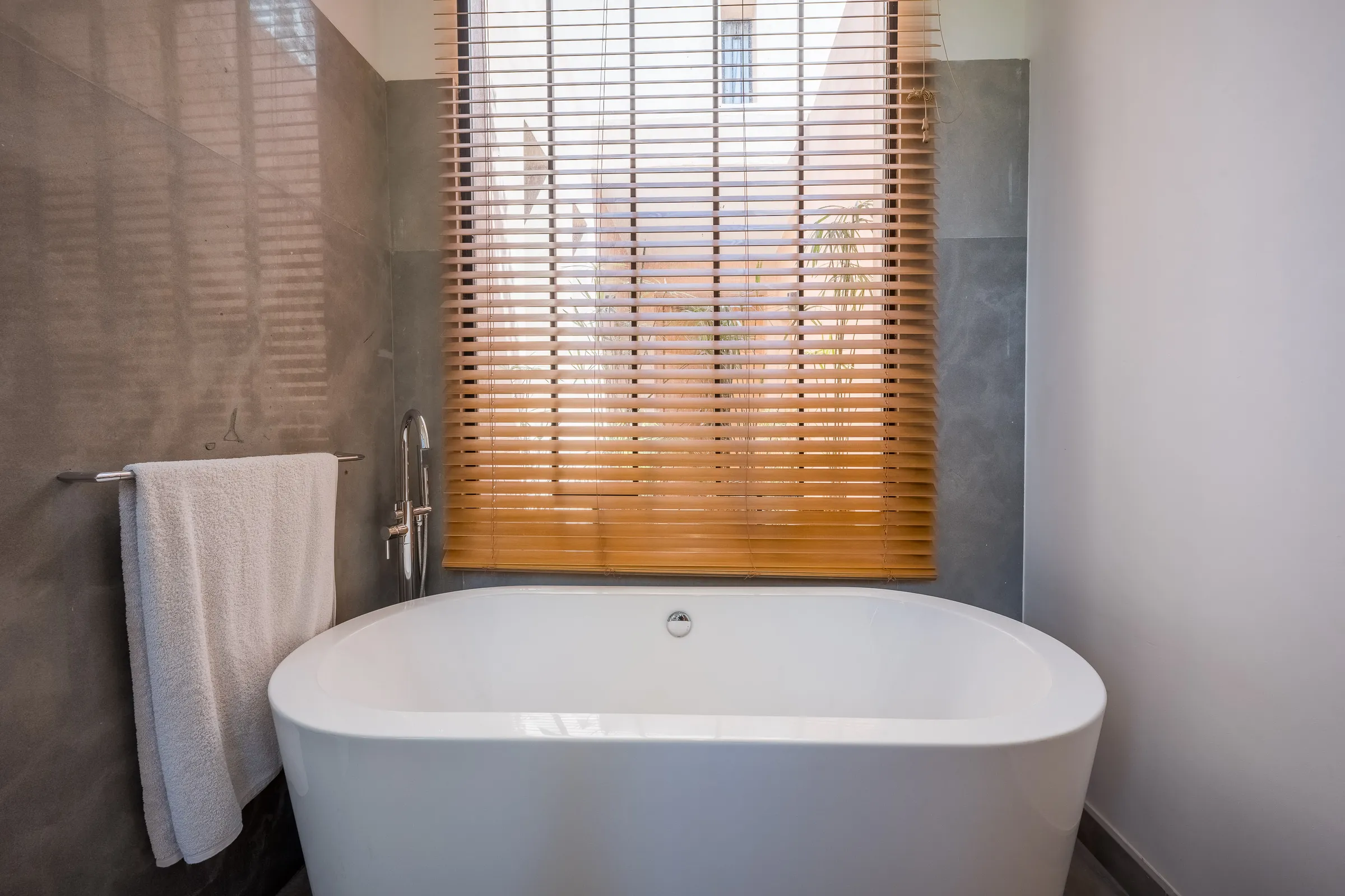 Villa Elara, private villa rental on the Route de Ouarzazate, Marrakech: freestanding bathtub with wooden blinds