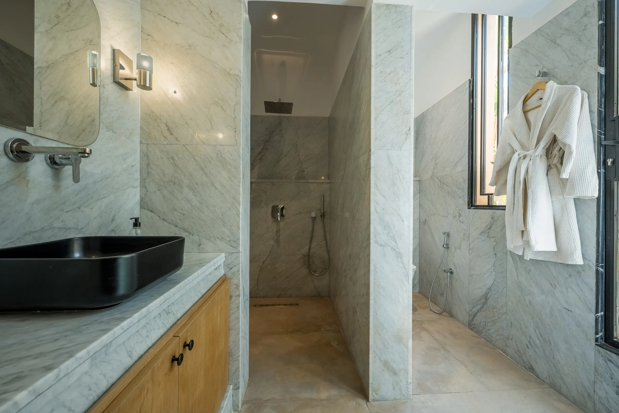 Villa Elara, private villa rental on the Route de Ouarzazate, Marrakech: marble shower room with black basin