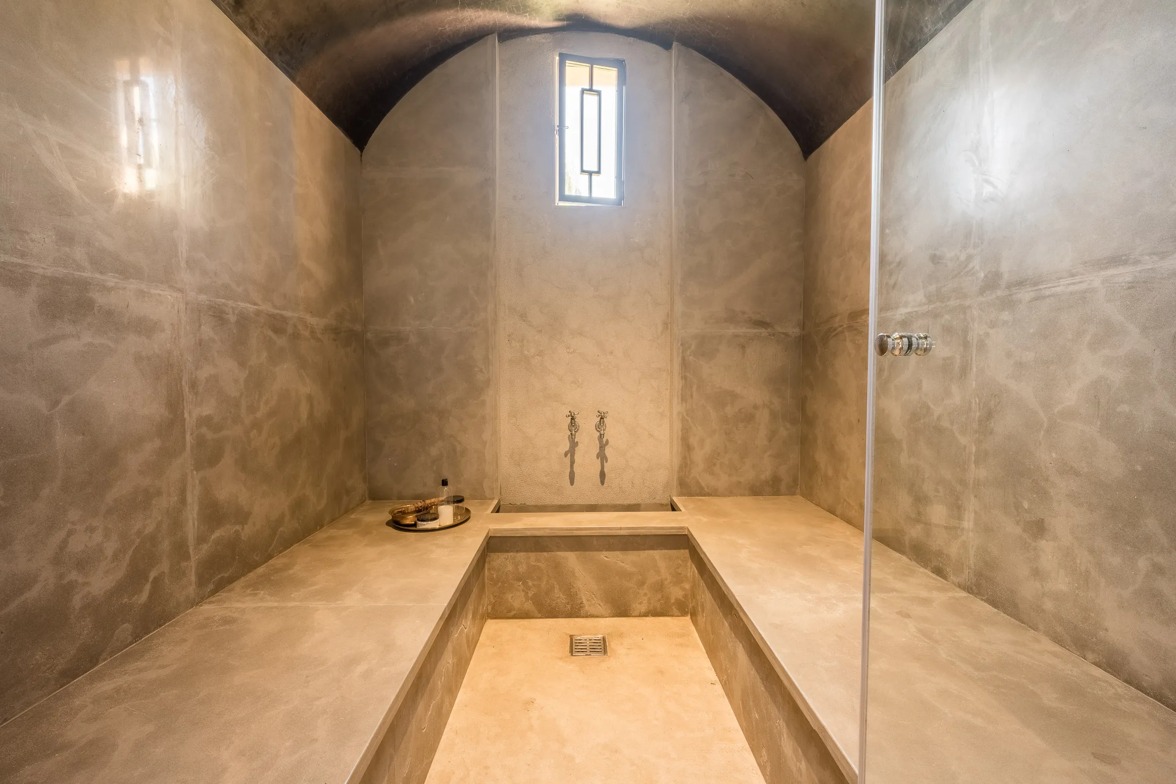 Villa Elara, private villa rental on the Route de Ouarzazate, Marrakech: stone hammam with sunken basin