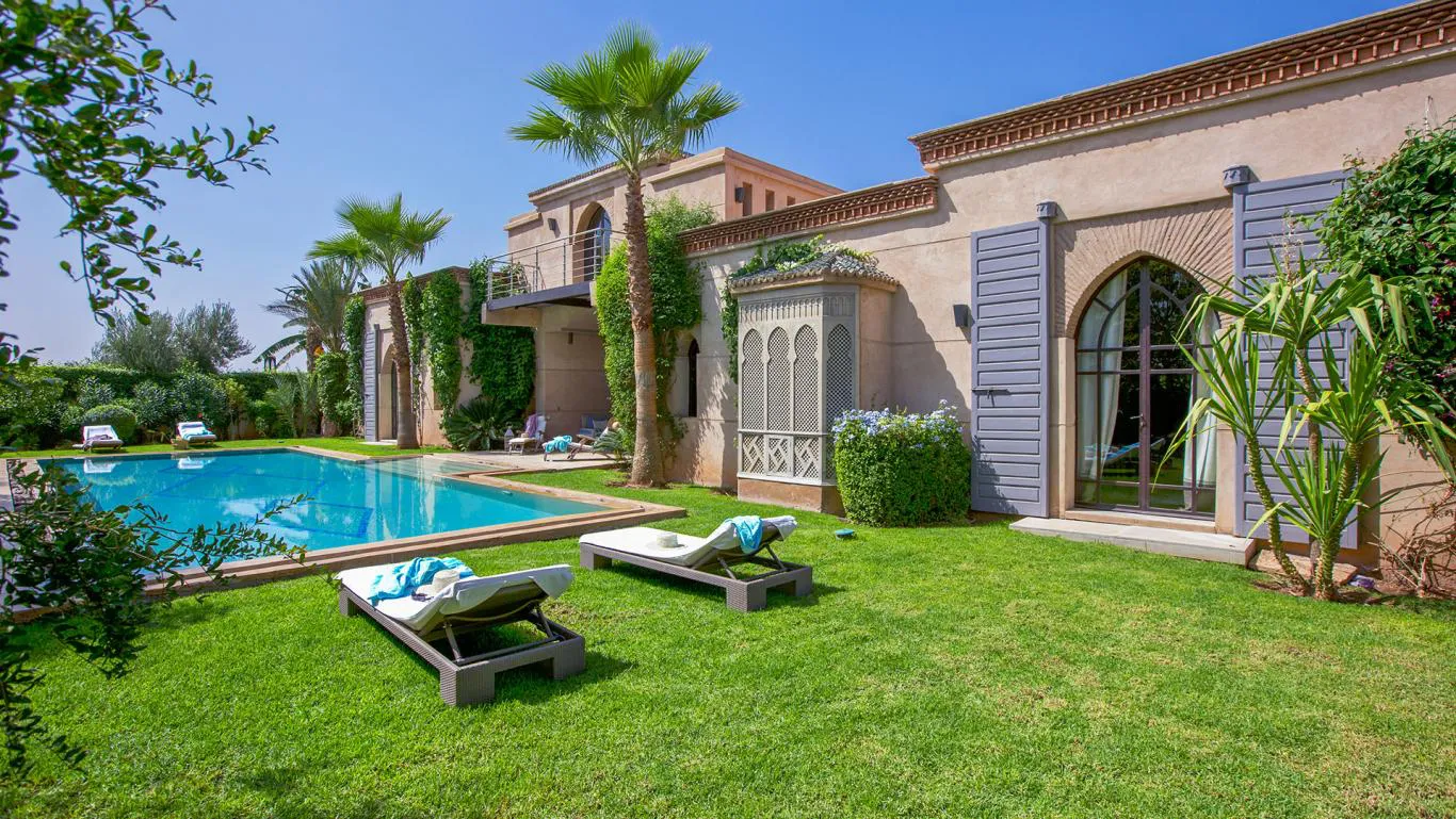 Villa Myrto, private villa rental at Amelkis Golf, Marrakech: swimming pool with sun loungers on the lawn