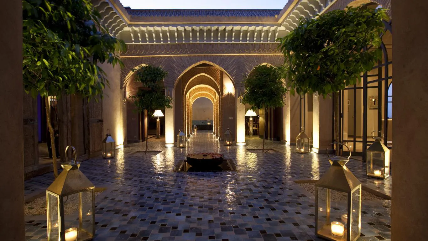 Villa Myrto, private villa rental at Amelkis Golf, Marrakech: courtyard lit by lanterns in the evening
