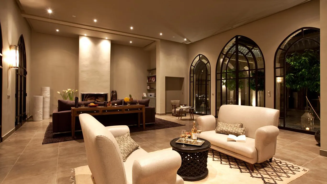 Villa Myrto, private villa rental at Amelkis Golf, Marrakech: living room with armchairs and arched windows