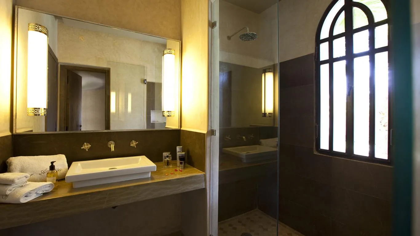 Villa Myrto, private villa rental at Amelkis Golf, Marrakech: bathroom with shower and arched window