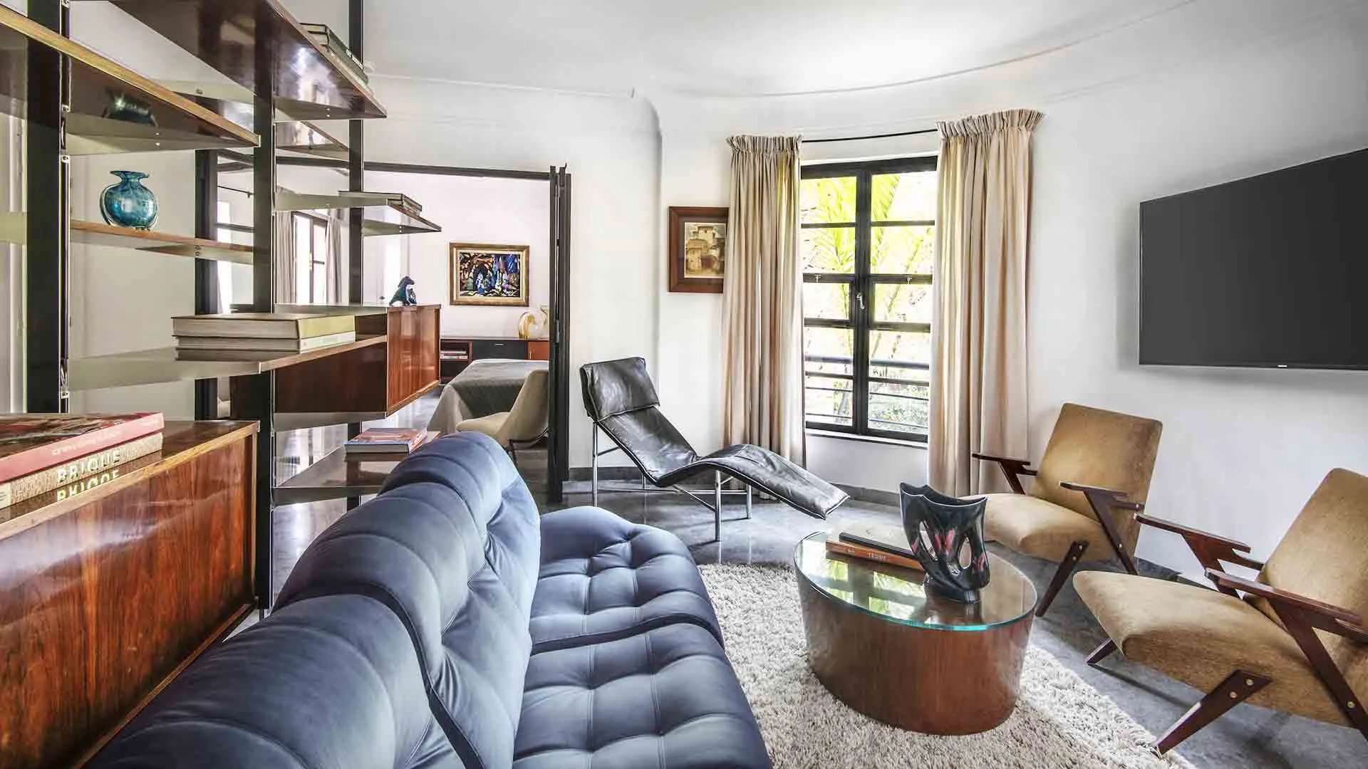 Villa Leda, private villa rental near Majorelle, Marrakech: sitting room with sofa, lounge chairs and television