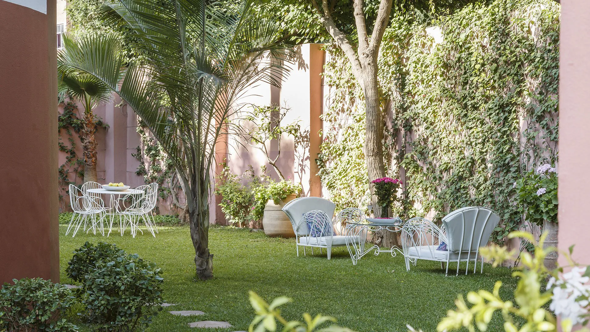 Villa Leda, private villa rental near Majorelle, Marrakech: lawn garden with outdoor seating