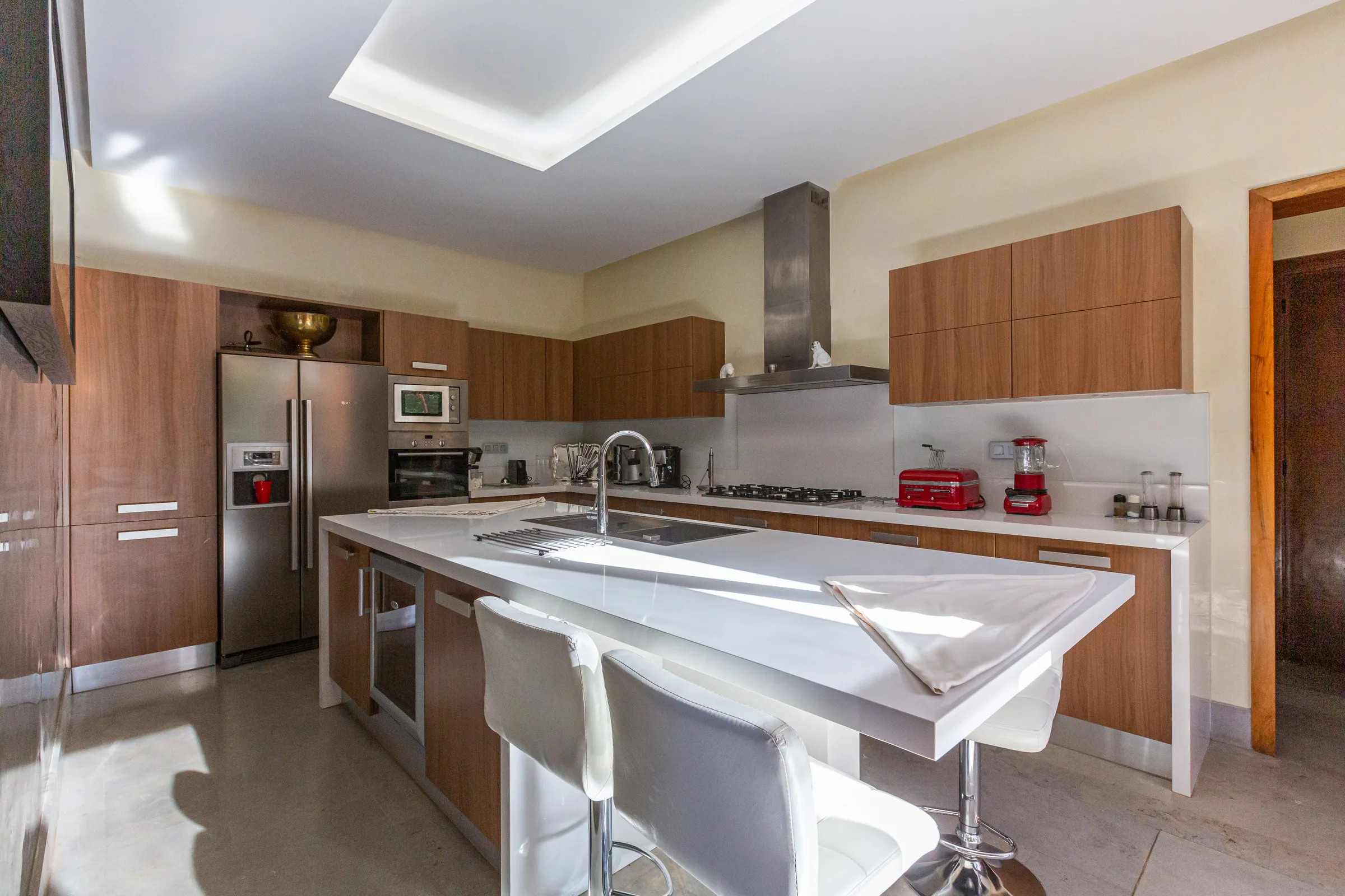 Villa Ismene, private villa rental at Samanah Golf, Marrakech: fitted kitchen with central island
