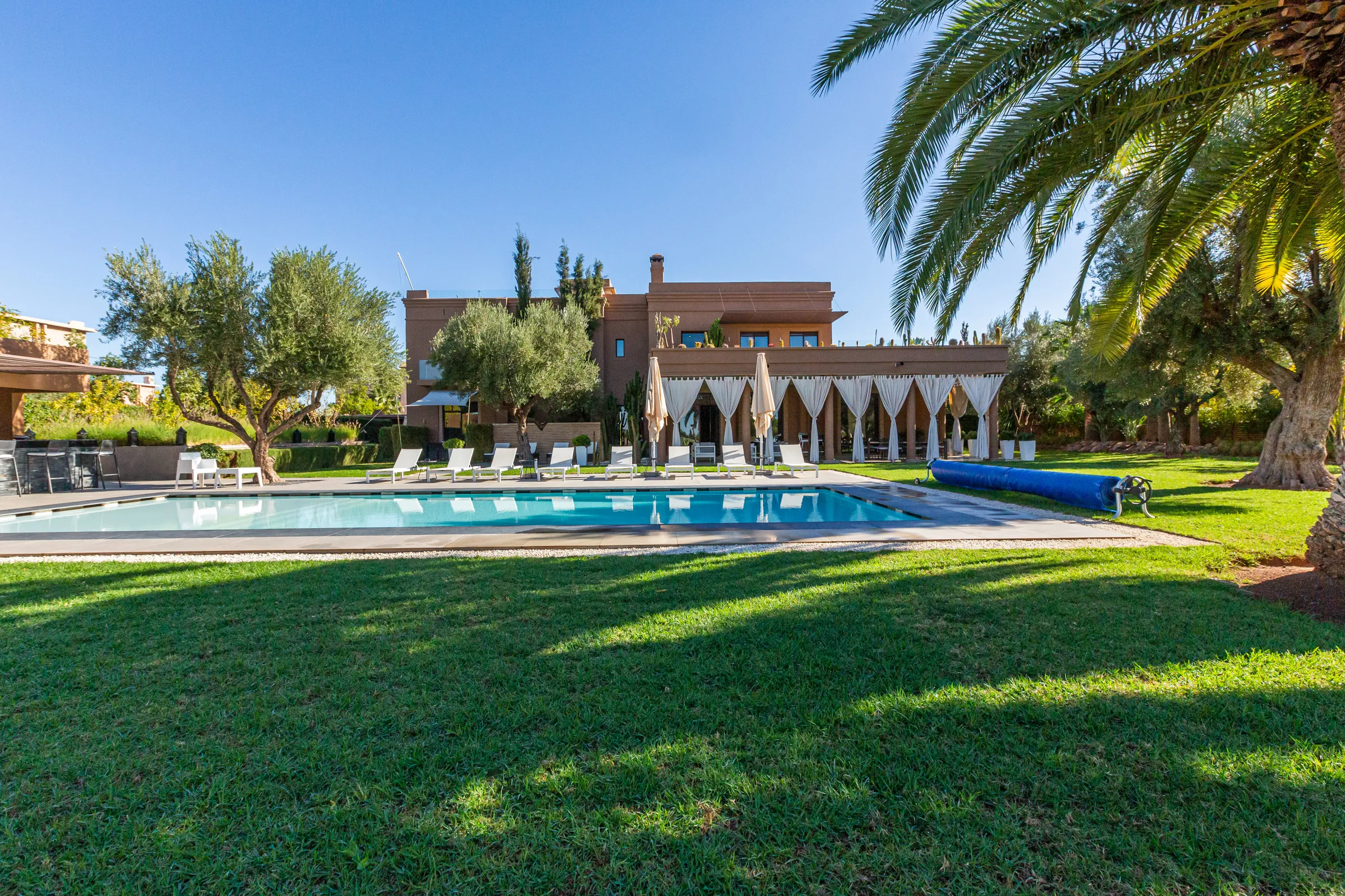 Villa Ismene, private villa rental at Samanah Golf, Marrakech: swimming pool and lawn in front of the villa