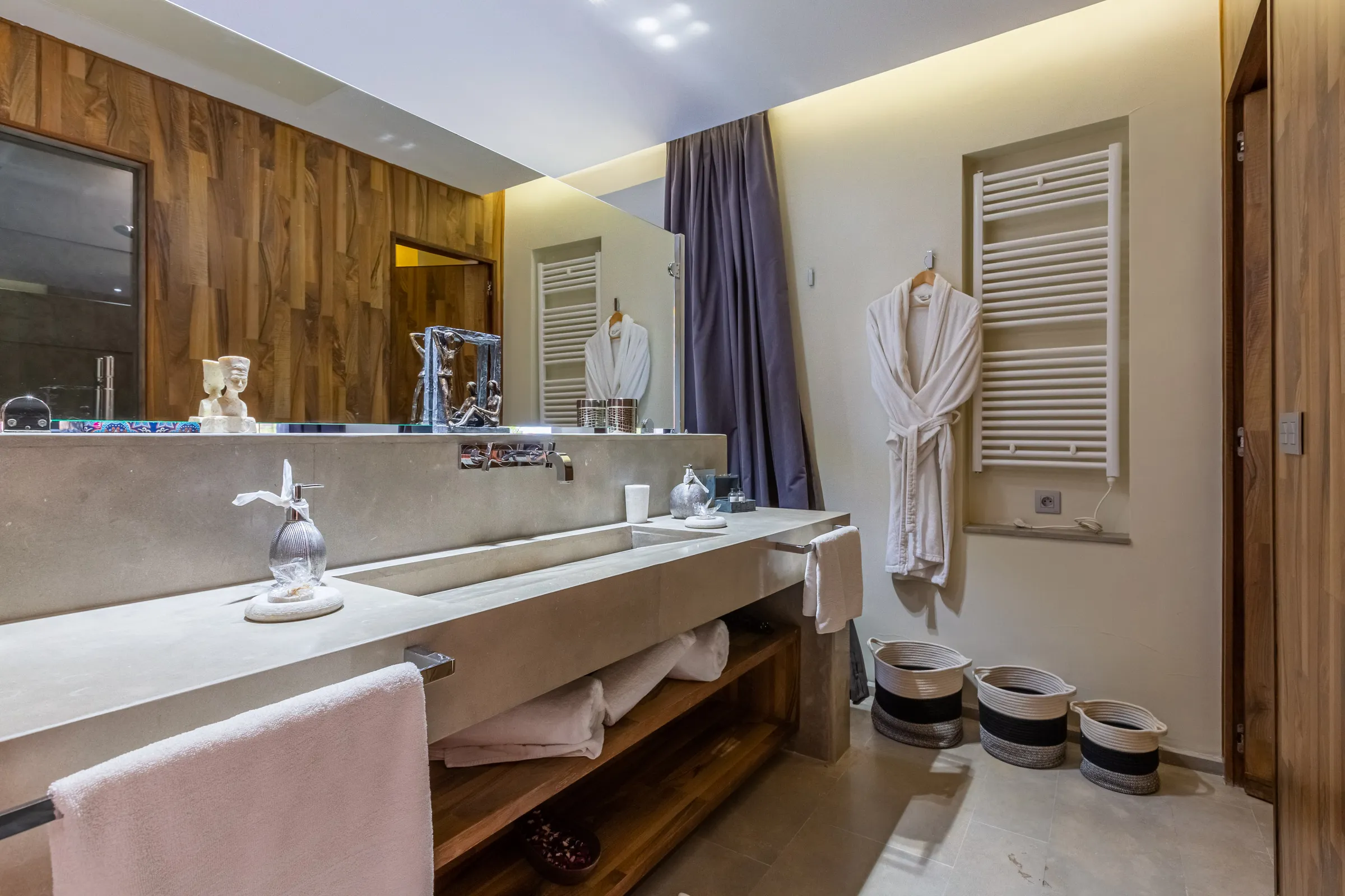 Villa Ismene, private villa rental at Samanah Golf, Marrakech: bathroom with double vanity