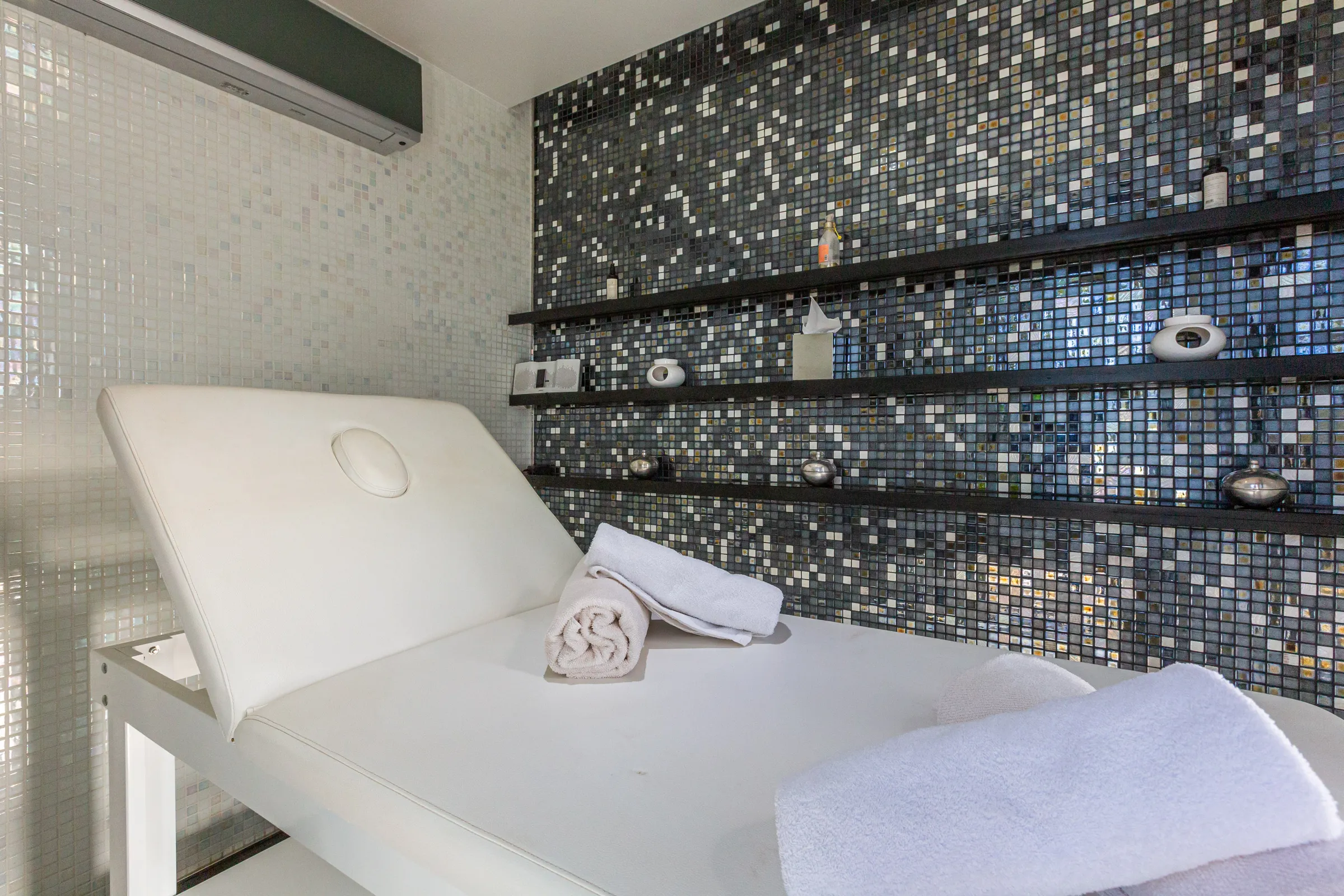 Villa Ismene, private villa rental at Samanah Golf, Marrakech: massage room with mosaic wall