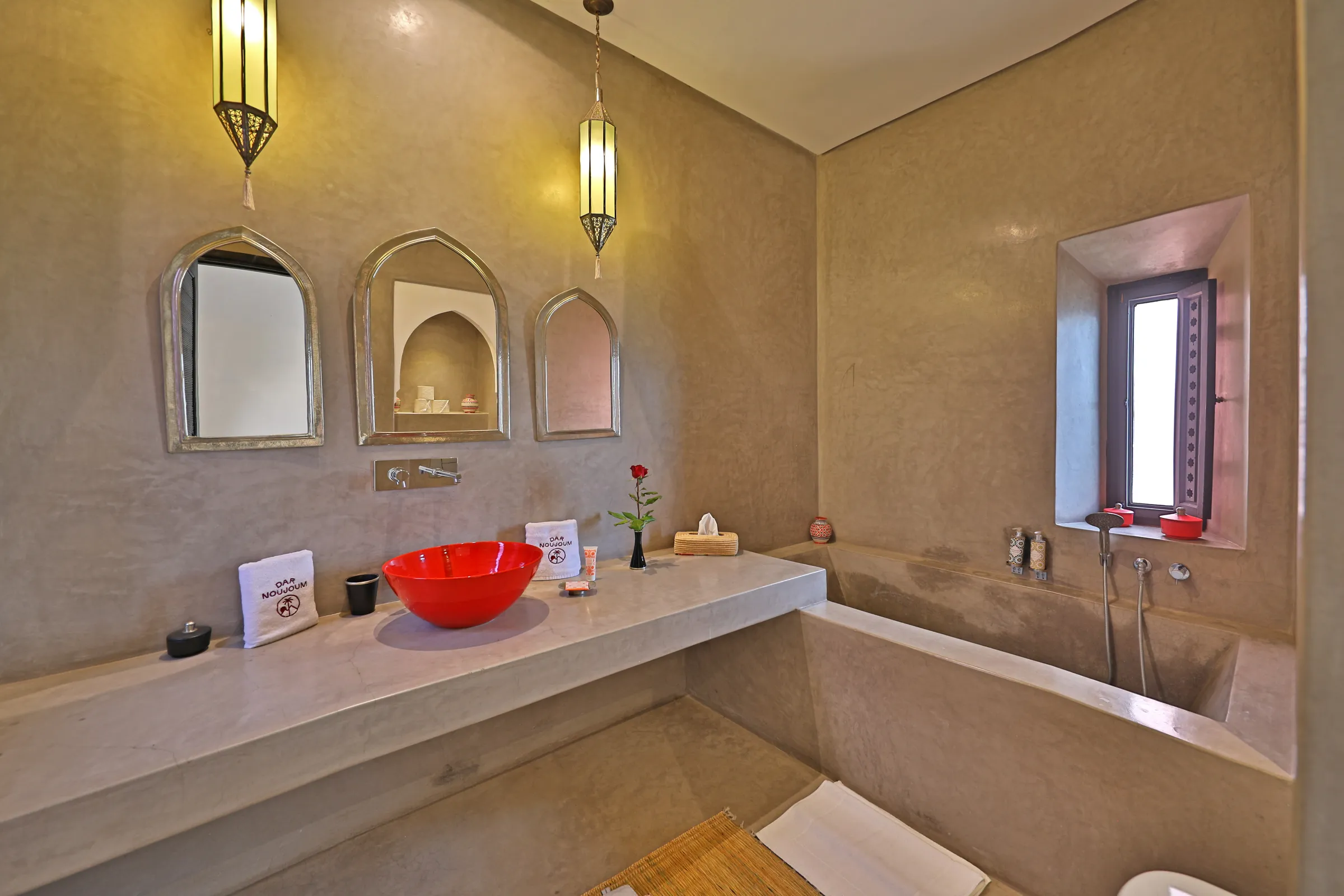 Villa Iliana, private villa rental on the Route de l'Ourika, Marrakech: bathroom with built-in bathtub