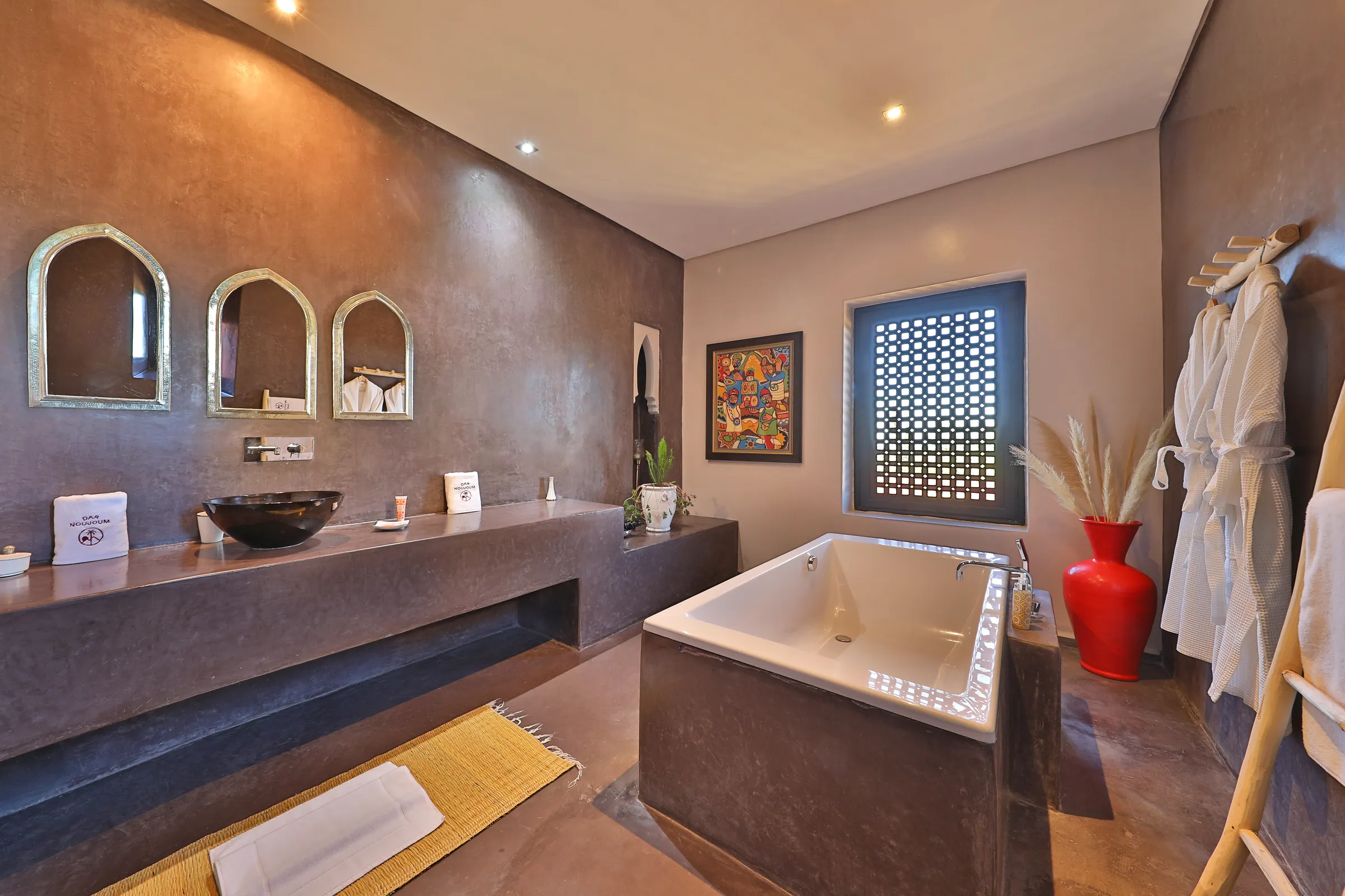 Villa Iliana, private villa rental on the Route de l'Ourika, Marrakech: bathroom with bathtub and arched mirrors