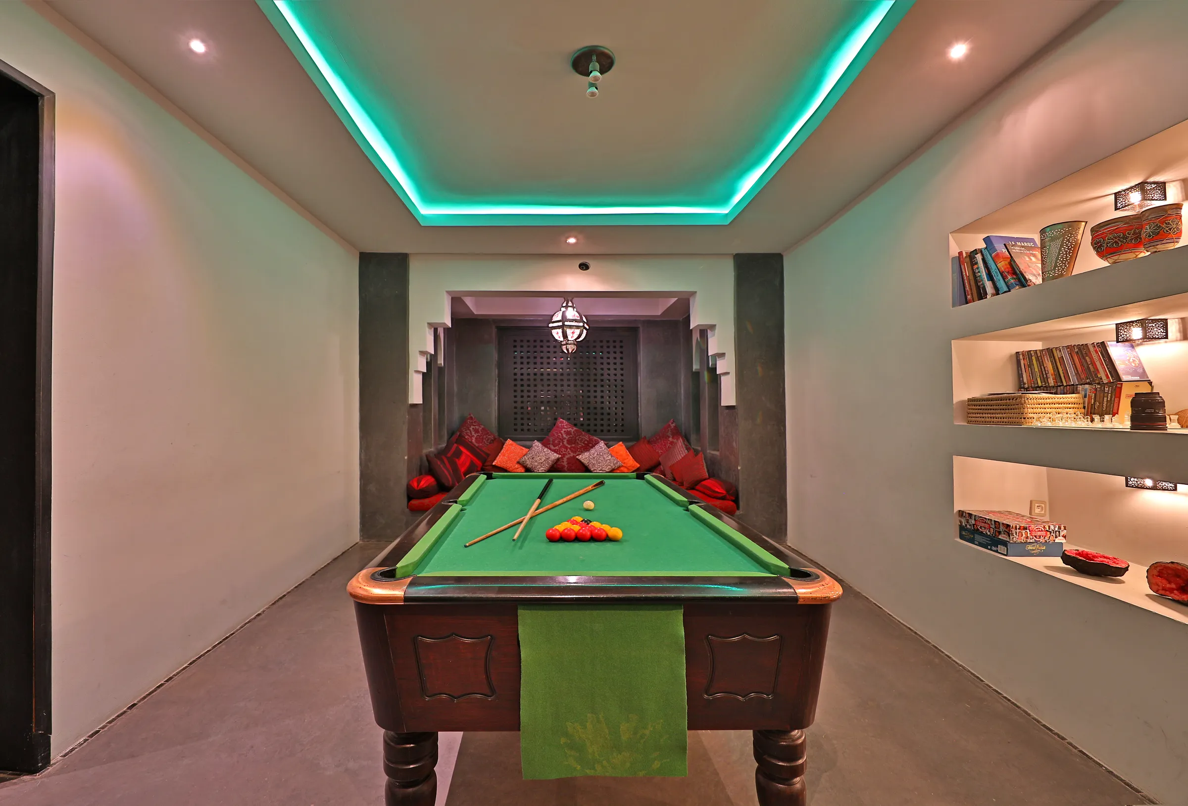 Villa Iliana, private villa rental on the Route de l'Ourika, Marrakech: games room with billiard table