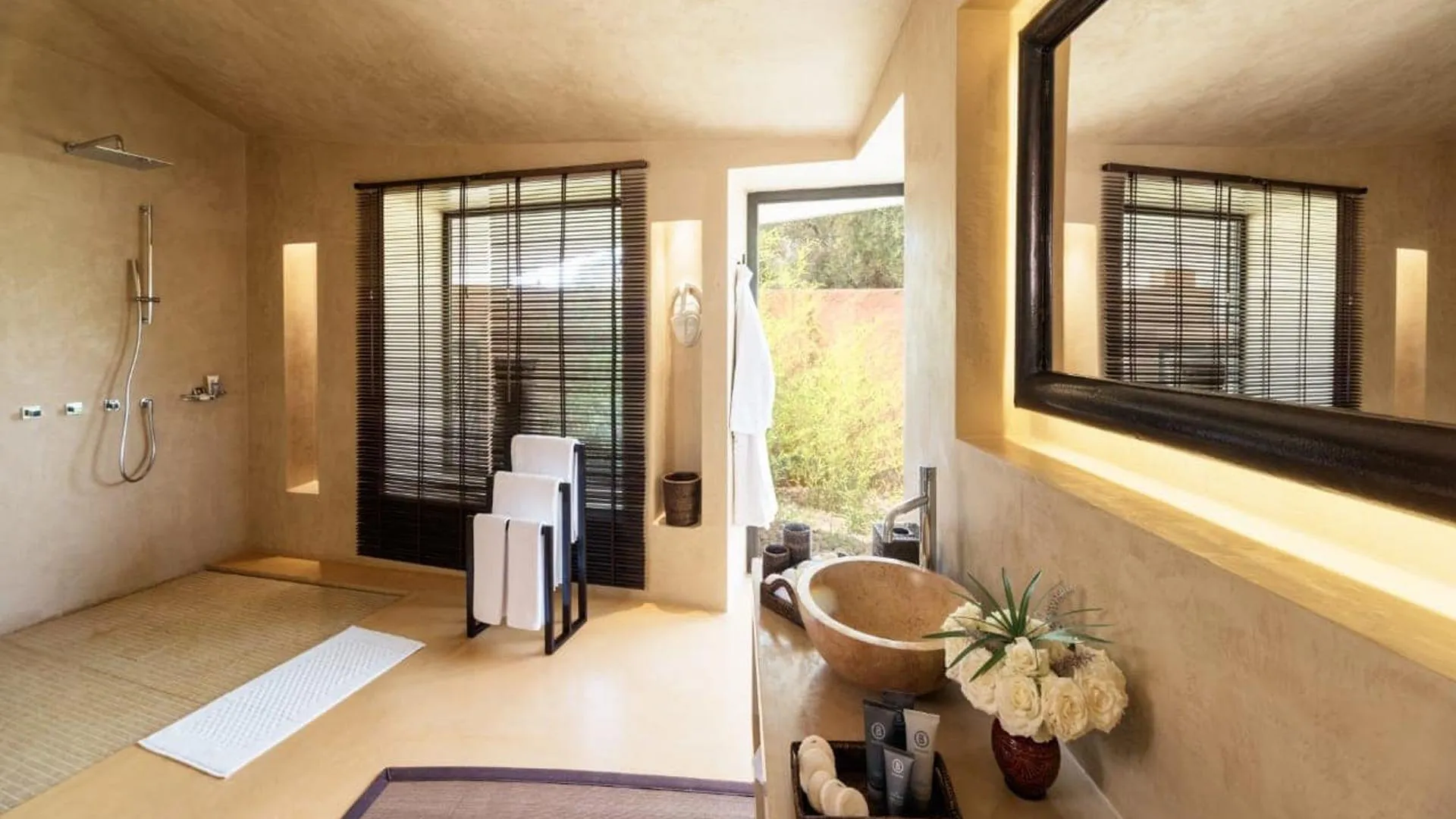 Villa Phaedra, private estate rental in Ouled Hassoune, Marrakech: bathroom with bathtub