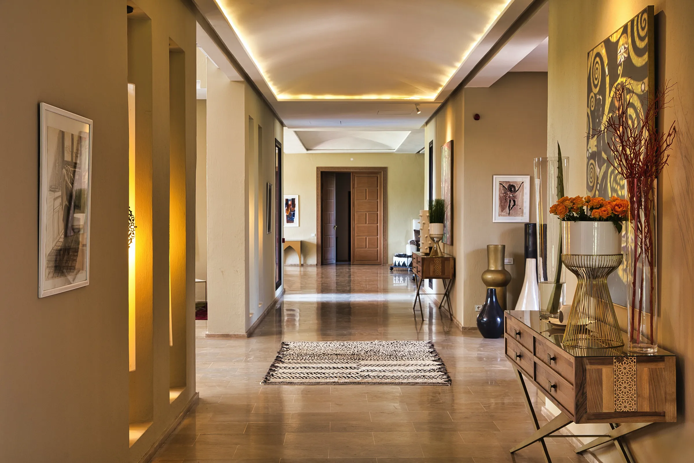 Villa Theia, private villa rental on the Route de l'Ourika, Marrakech: central hallway with lit niches and artwork