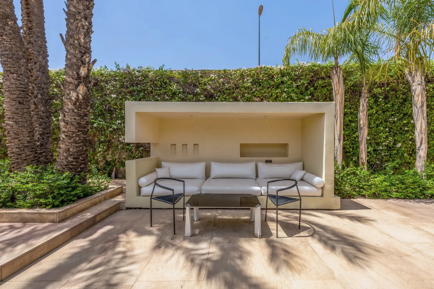 Villa Ianthe, private villa rental in the Palmeraie, Marrakech: outdoor lounge under the palm trees