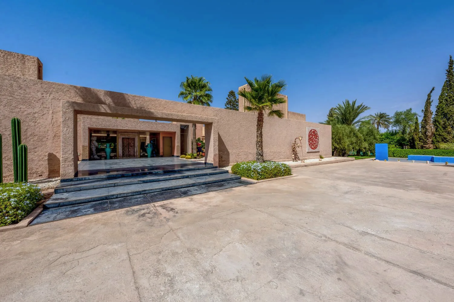 Villa Ianthe, private villa rental in the Palmeraie, Marrakech: entrance to the estate and its cubist architecture