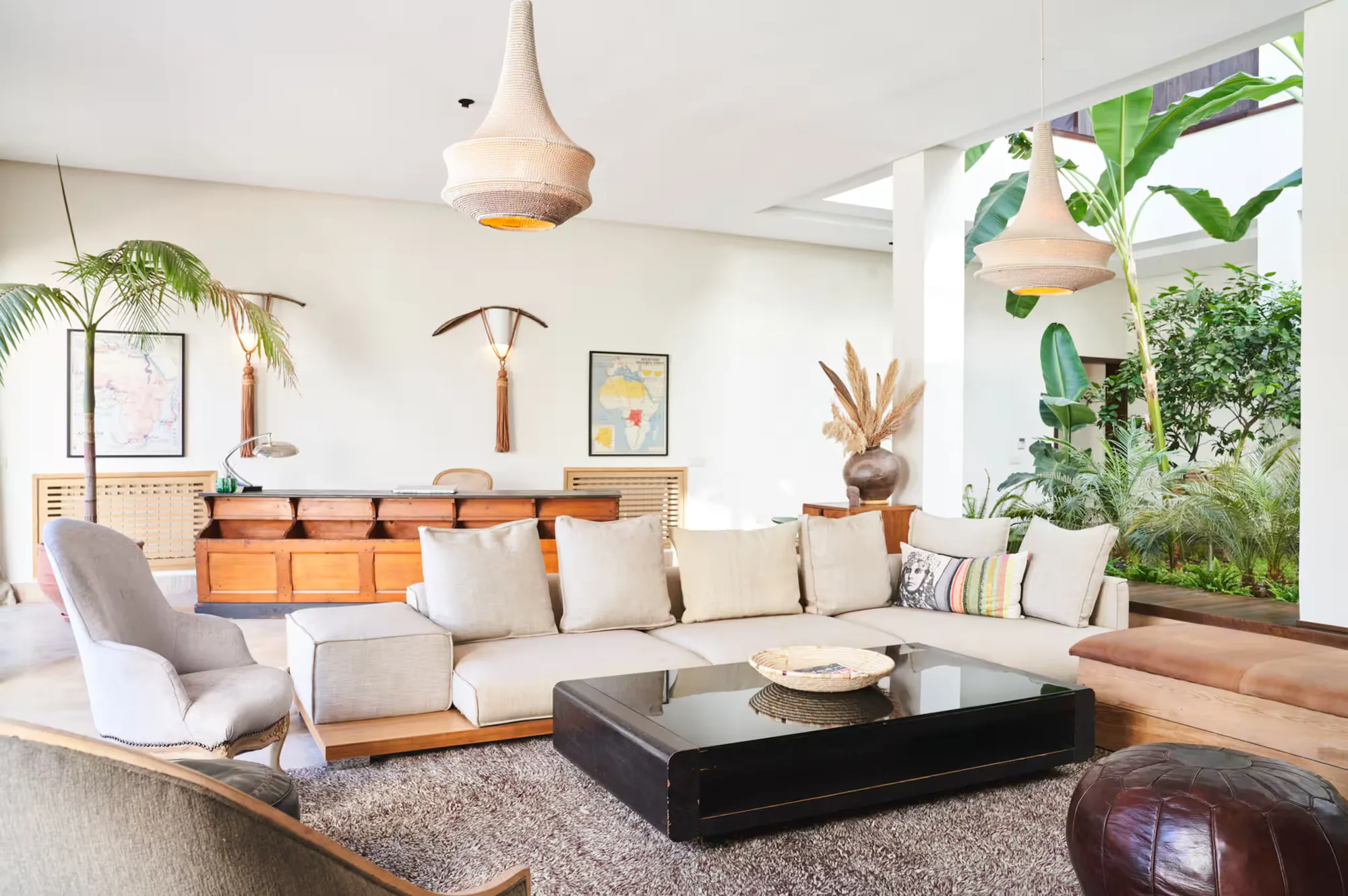Villa Selene, private villa rental on the Route d'Amizmiz, Marrakech: bright lounge with sofas and indoor palms
