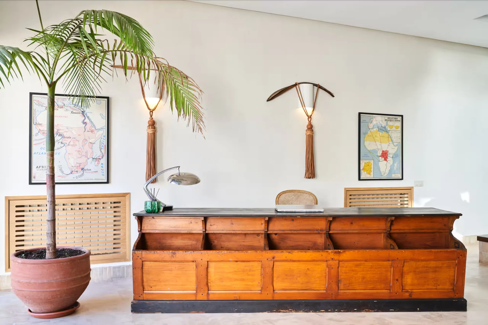 Villa Selene, private villa rental on the Route d'Amizmiz, Marrakech: entrance with a wooden console and a palm tree