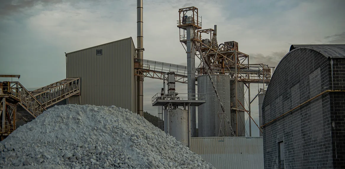 auremin-large-pile-of-raw-material-in-the-foreground