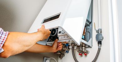 Technicien SR Stroh lors de l'entretien d'une chaudière gaz à Phalsbourg