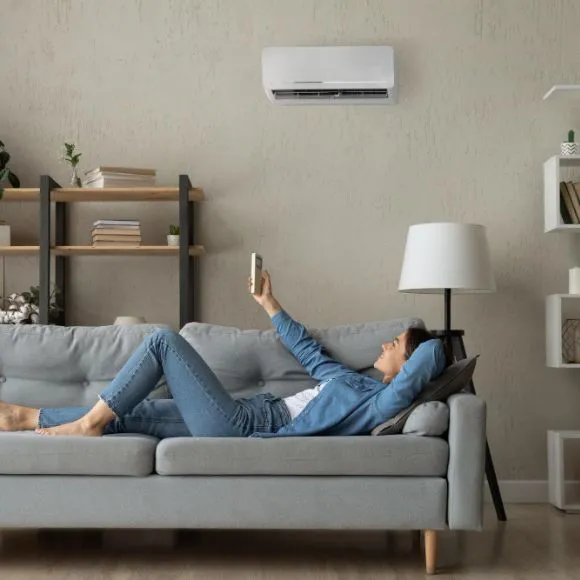 Installation d'un système de climatisation réversible bi-split dans une maison alsacienne par l'équipe Rhin Climatisation