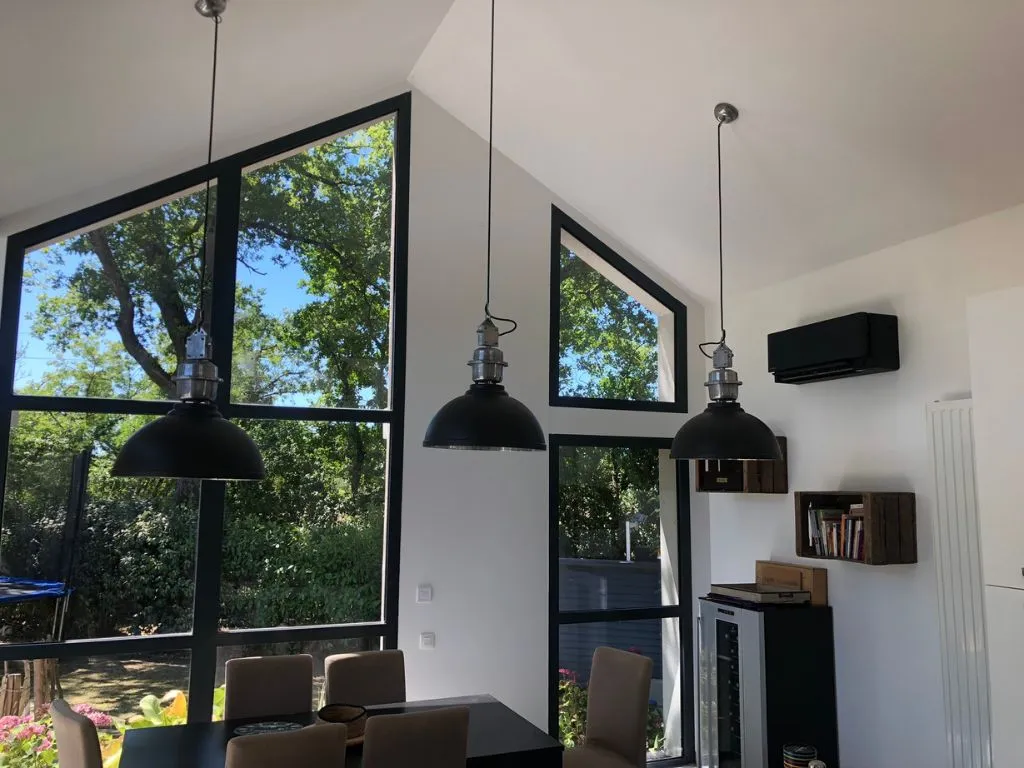 clim murale noire dans un intérieure moderne