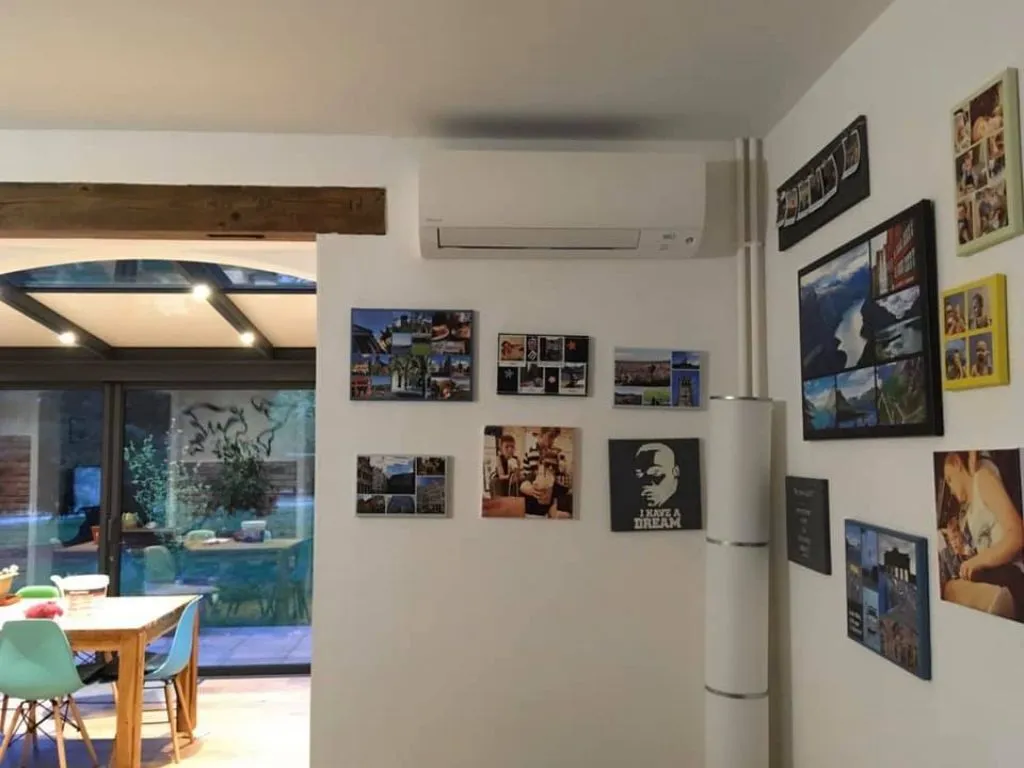 clim murale blanche sur un mur blanc