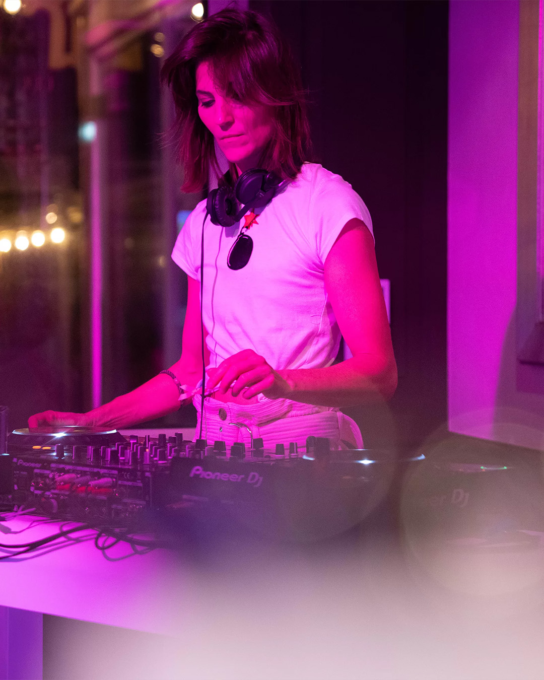 DJ Annina Frey an den Turntables