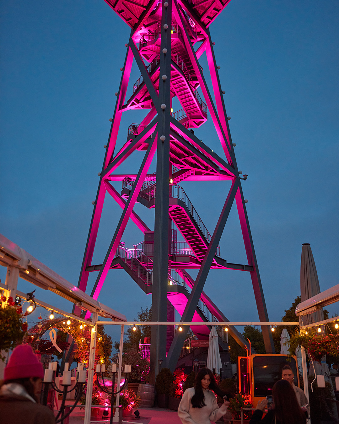 Der Aussichtsturm auf dem Uetliberg erstrahlt in pinkem Licht