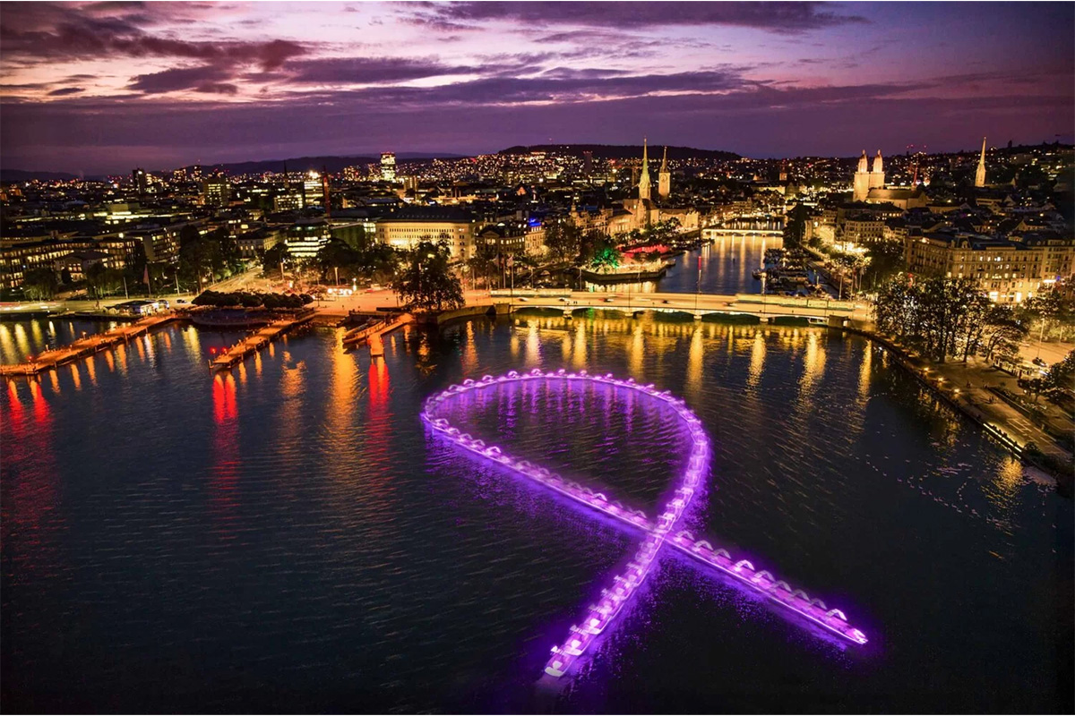Eine grosse rosa Schleife auf dem Zürichsee wird sichtbar