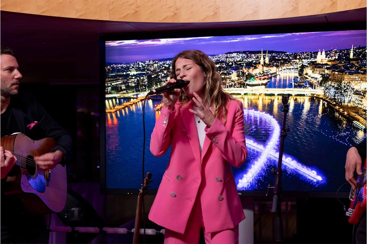 Die Musikerin Anna Rossinelli tritt auf der Bühne auf