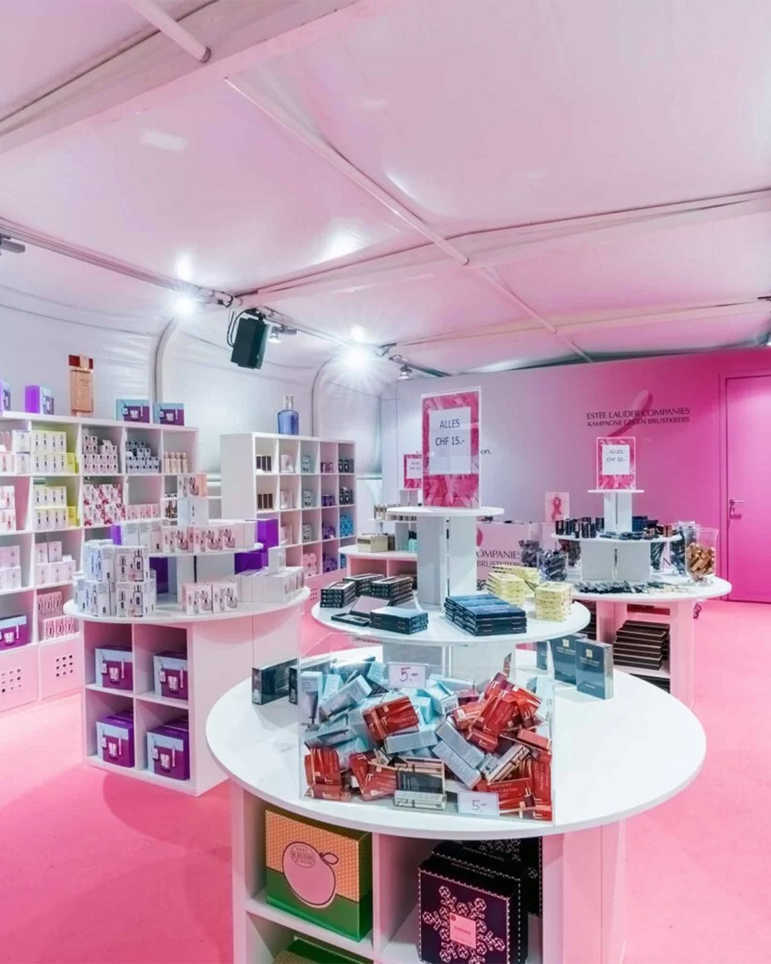 Ein Pop-up-Store der Marke Estée Lauder am Hauptbahnhof