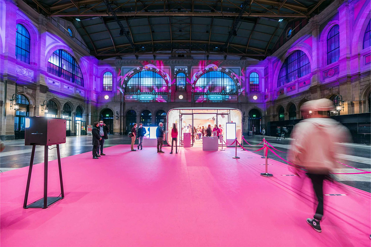 Ein rosa Teppich führt zum Pop-up-Store und zu einer kostenlosen Brustkrebsvorsorgeuntersuchung