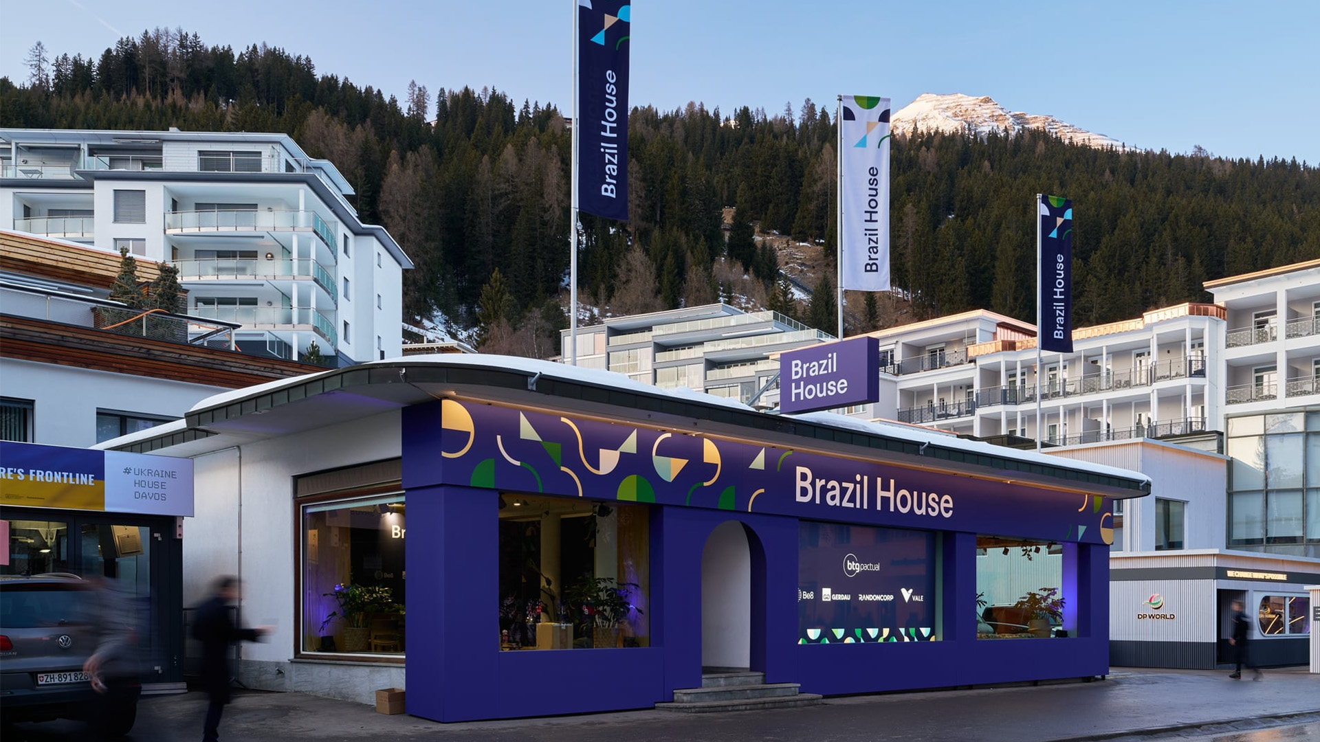 Ein modernes Gebäude mit einer auffälligen bunten Fassade und dem Logo "Brazil House"