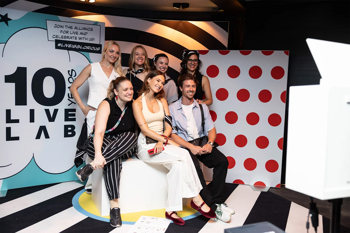 Gruppe von Menschen die im Photo Booth ein Selfie machen